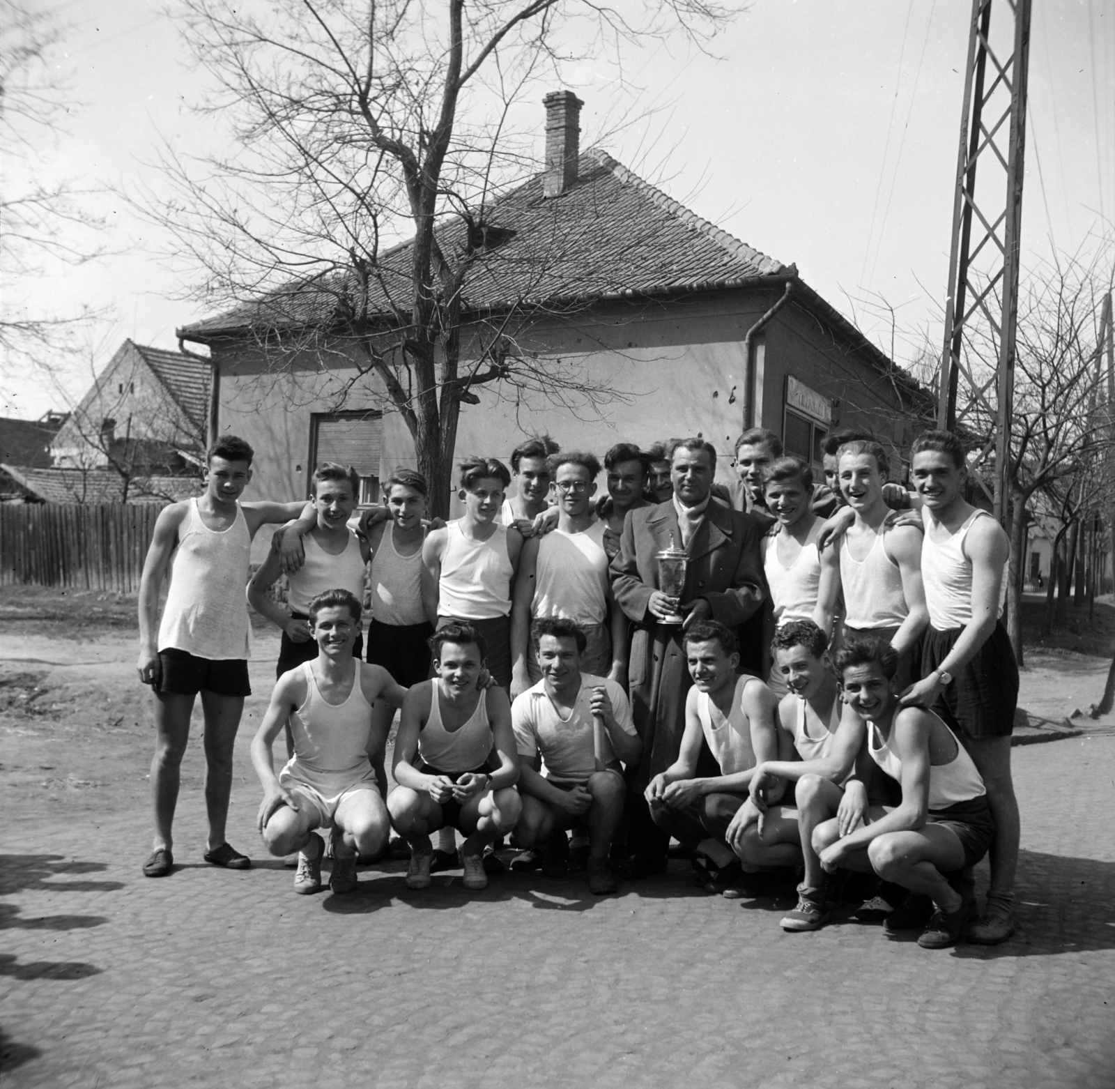 Hungary, Hatvan, a városi futóverseny győztes csapata., 1950, Kurutz Márton, tableau, smile, relay race, cup, squatting, arms around shoulders, Fortepan #10148