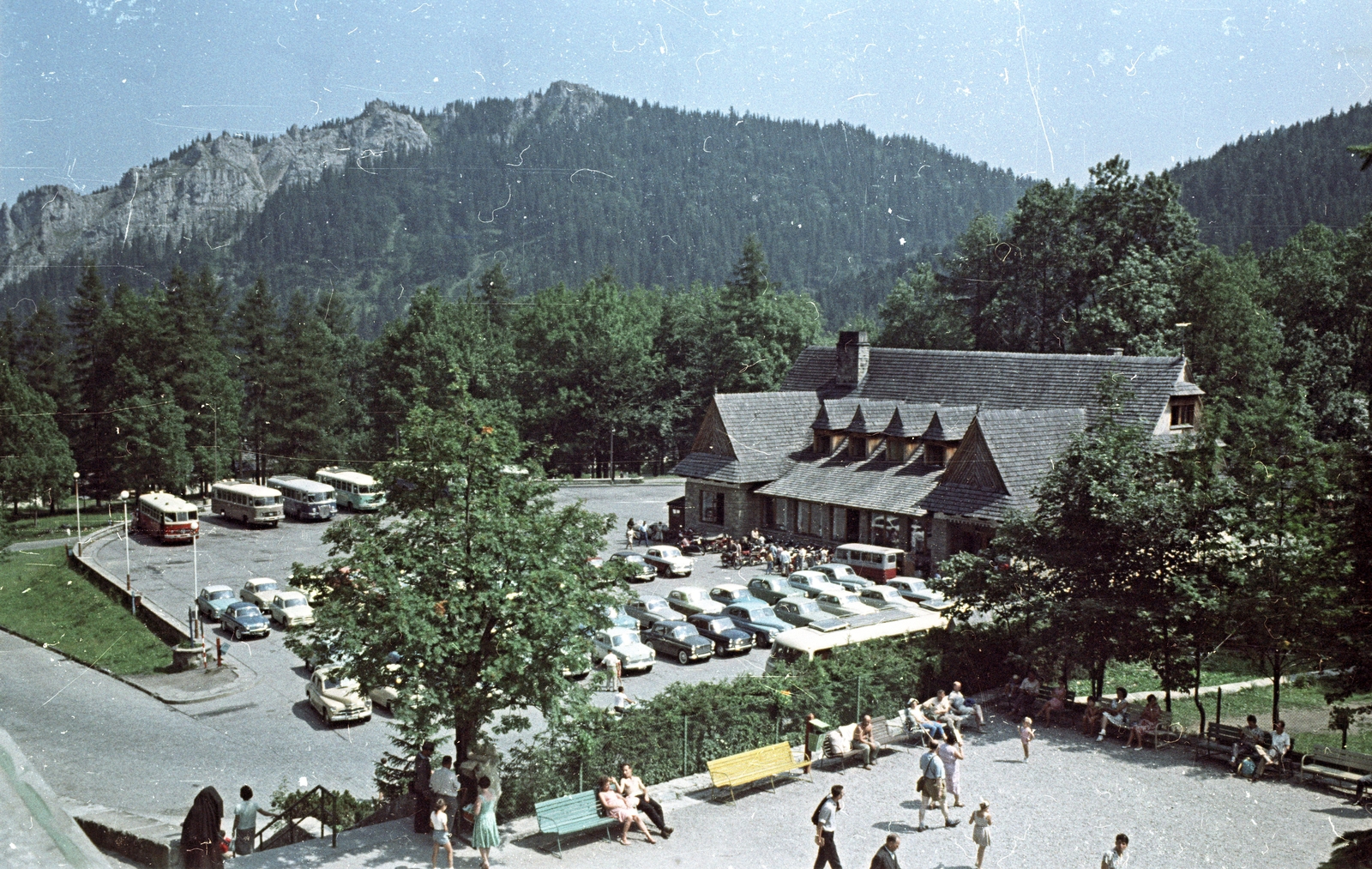 Poland,Tatry Wysokie, Zakopane, Kuznice városrész, a Kasprowy csúcshoz tartó kabinos kötélpálya alsó végállomása előtti parkoló,.Kuznice vendéglő., 1963, Magyar Pál, colorful, bus, car park, bench, automobile, Fortepan #101492
