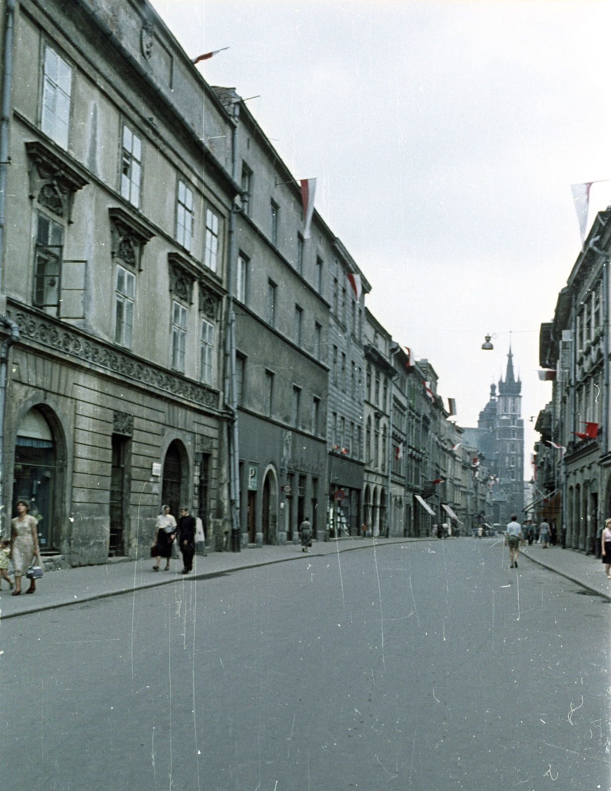 Poland, Kraków, ulica Floriańska, szemben a Mária-templom., 1963, Magyar Pál, colorful, street view, tower, Cathedral, Fortepan #101499