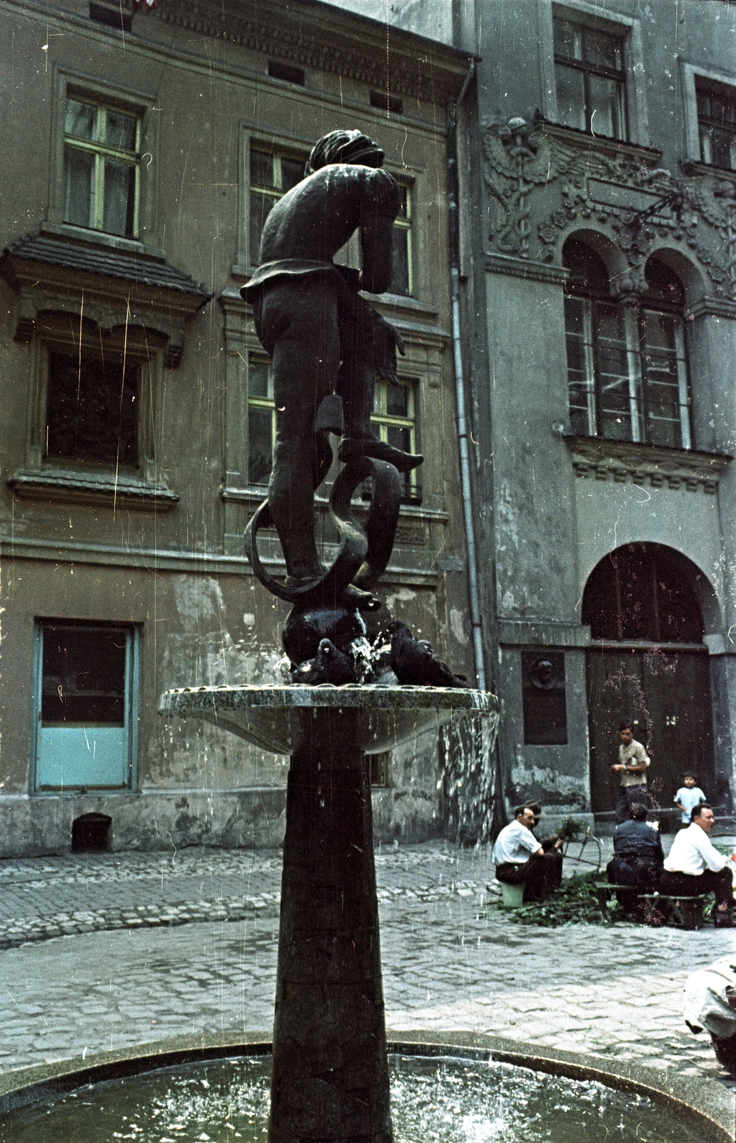Poland, Kraków, Plac Mariacki, a Diák szobra (Franciszek Kalfas, 1958)., 1963, Magyar Pál, colorful, Jan Budziłło-design, Franciszek Kalfas-design, Fortepan #101501