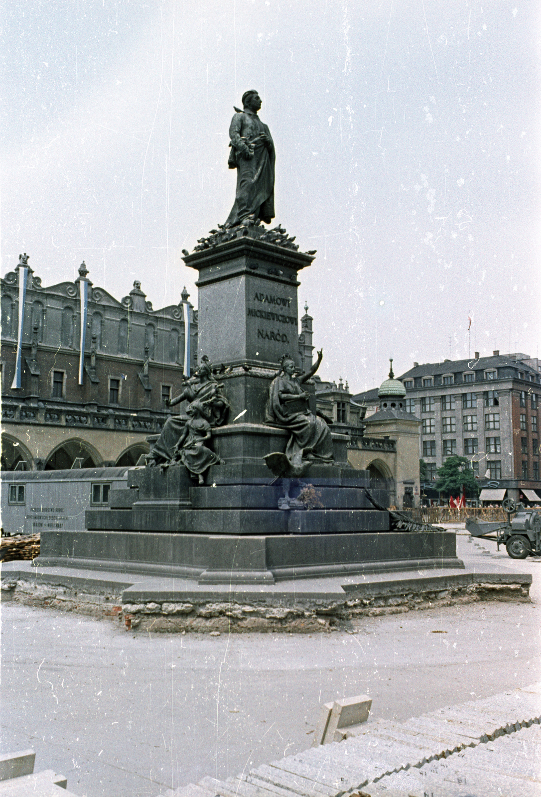 Poland, Kraków, Rynek Glówny, a város főtere és az Adam Mickiewicz-emlékmű, háttérben a Posztócsarnok (Sukiennice)., 1963, Magyar Pál, colorful, sculpture, monument, sculptural group, Adam Mickiewicz-portrayal, Teodor Rygier-design, Fortepan #101504