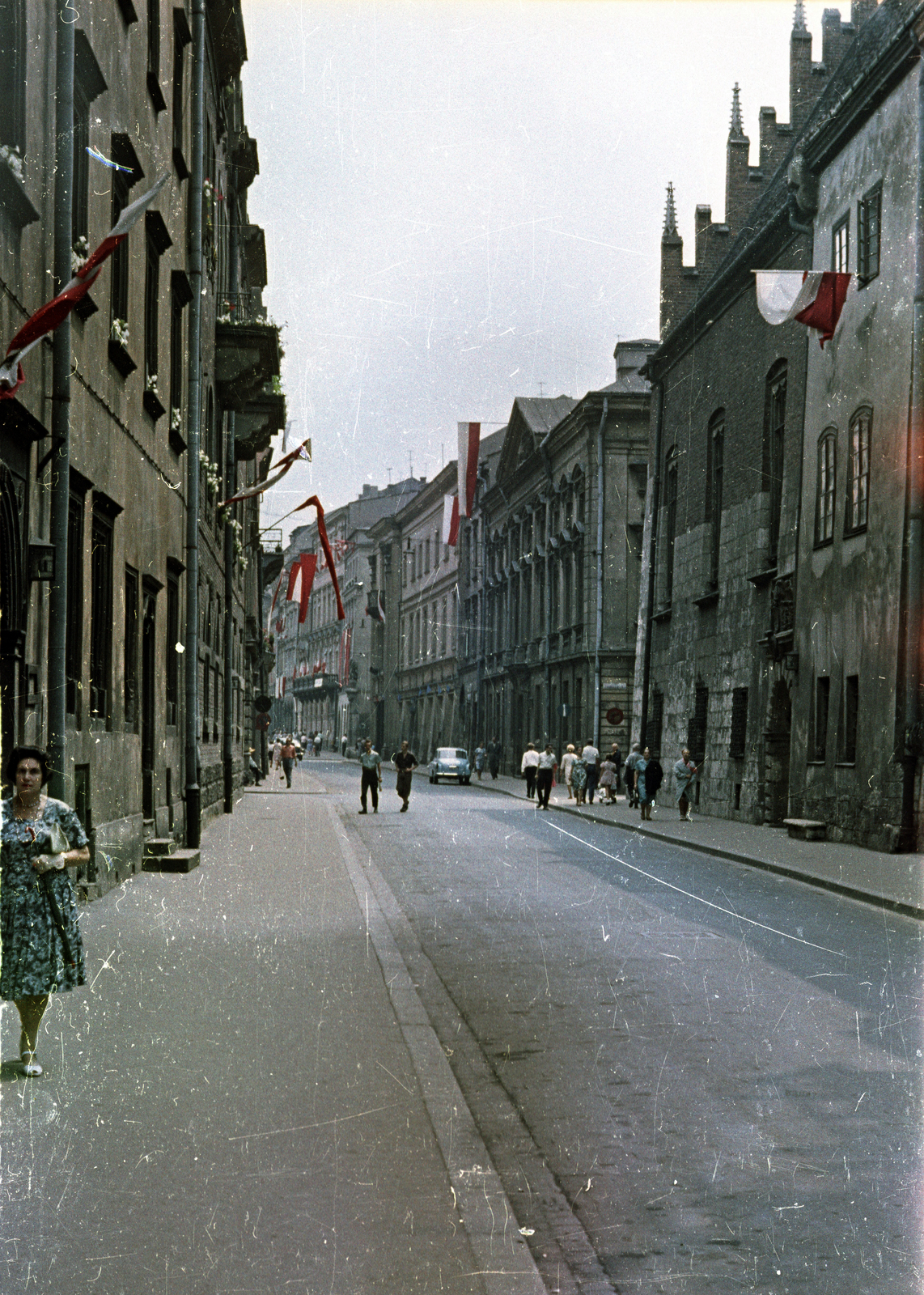 Poland, Kraków, ulica Świętej Anny, a Szent Anna-templom (Kościół św. Anny)-tól a Rynek Glówny, a város főtere felé nézve. Középen az ulica Jagiellońska kereszteződése., 1963, Magyar Pál, colorful, Fortepan #101506