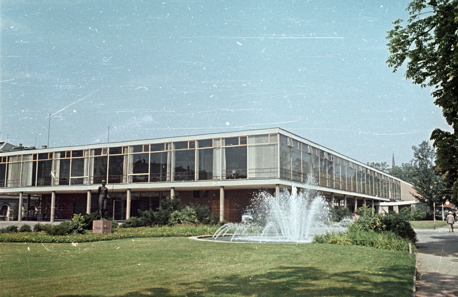 Germany, Wiesbaden, Rheinstrasse, Rhein-Main-Hallen kiállítási és kongresszusi központ., 1965, Magyar Pál, colorful, FRG, Fortepan #101525