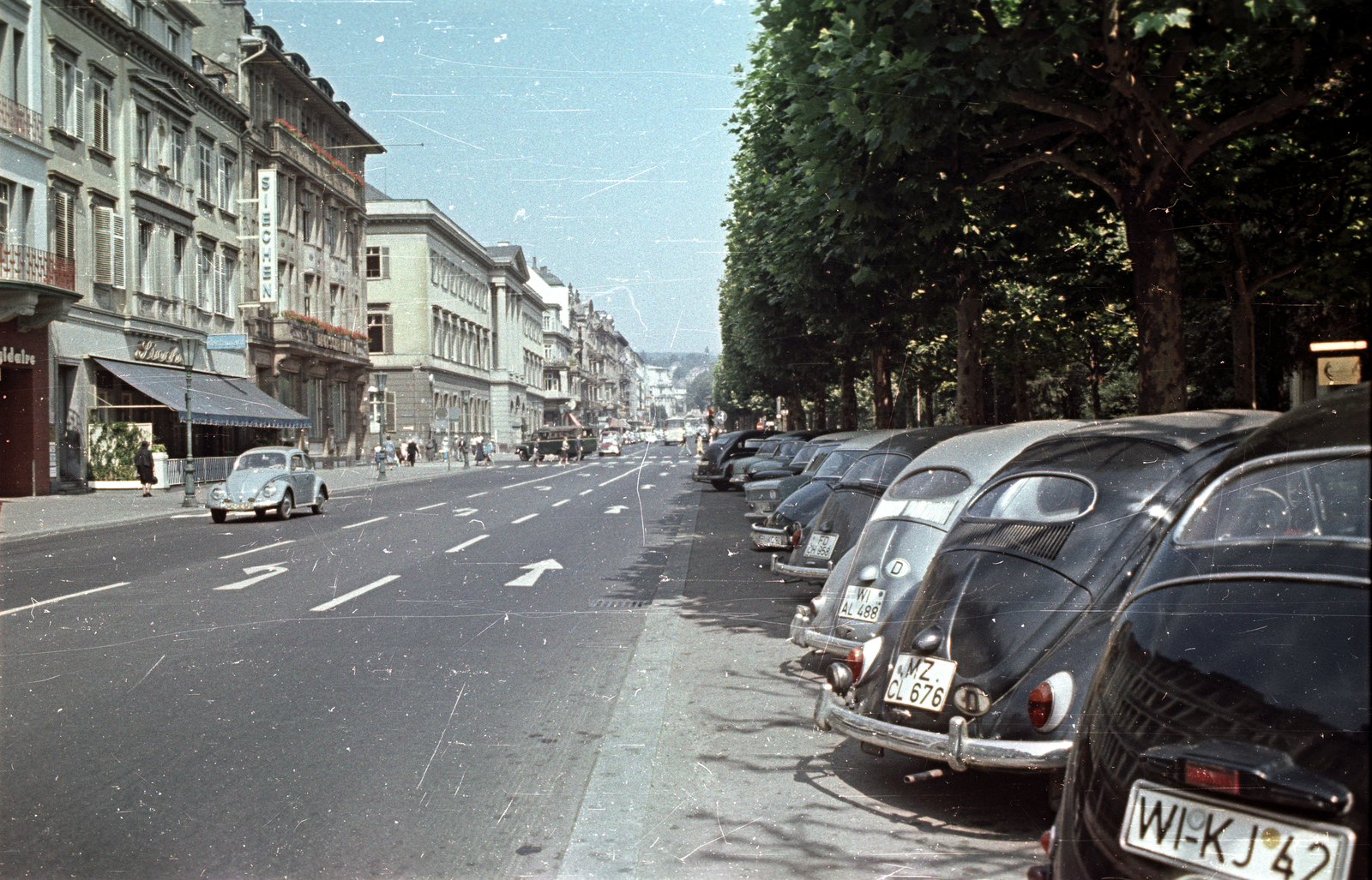 Germany, Wiesbaden, Wilhelmstrasse a Kaiser Friedrich Platz felé nézve., 1965, Magyar Pál, colorful, street view, Volkswagen-brand, FRG, Volkswagen Beetle, Fortepan #101526