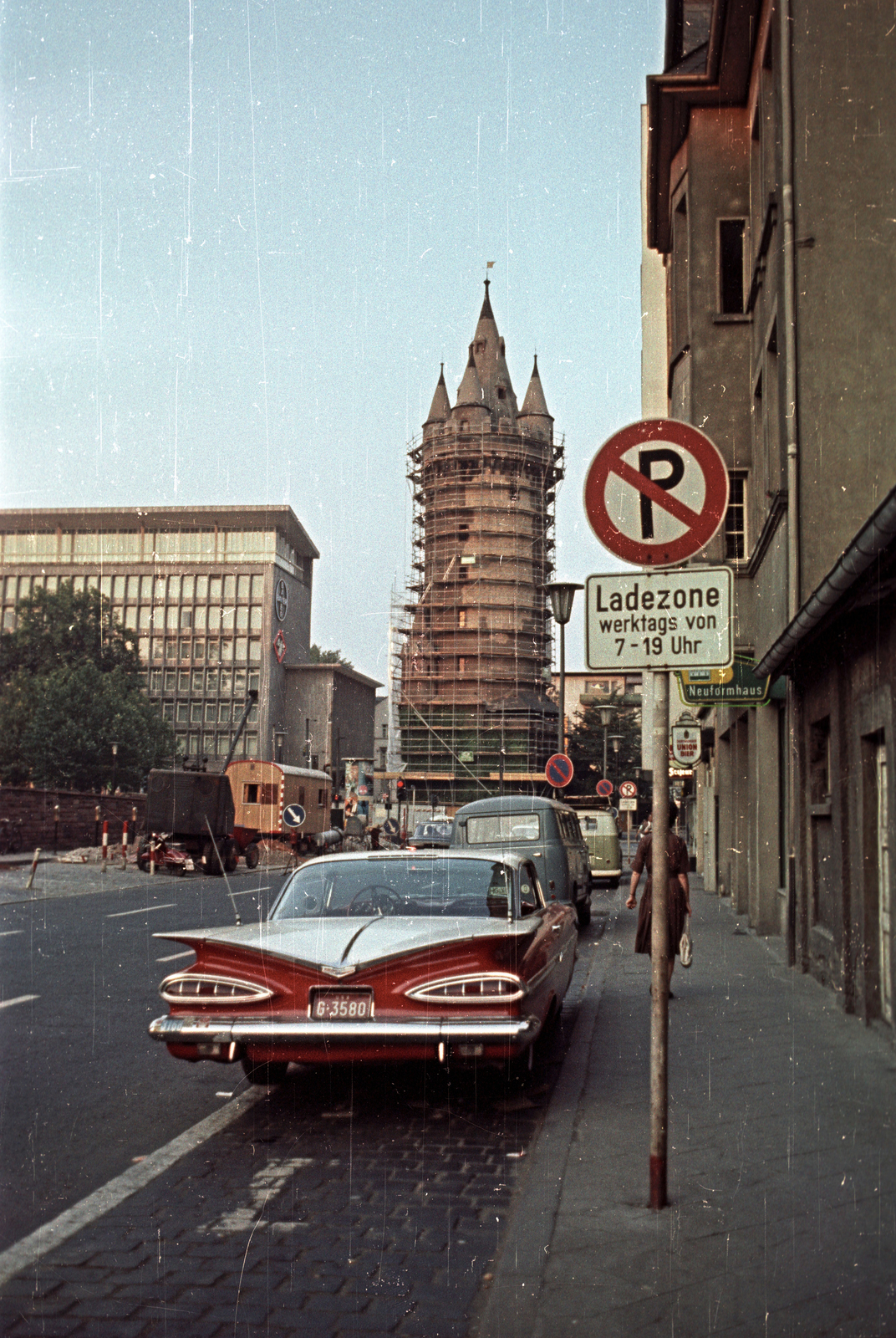 Germany, Frankfurt am Main, Eschenheimer torony a Taubenstrasse felől nézve., 1965, Magyar Pál, colorful, Chevrolet-brand, tower, automobile, scaffolding, FRG, Fortepan #101543