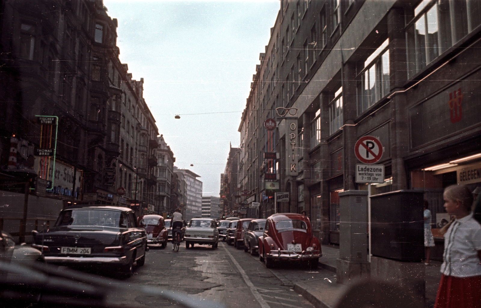 Germany, Frankfurt am Main, Moselstrasse a Kaiserstrasse felől a Taunusstrasse felé nézve., 1965, Magyar Pál, colorful, street view, Mercedes-brand, FRG, Volkswagen Beetle, Fortepan #101544