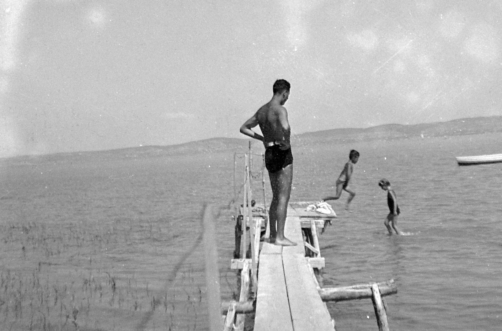 Hungary,Lake Balaton, 1950, Kurutz Márton, man, akimbo, kids, pier, jump, Fortepan #10155