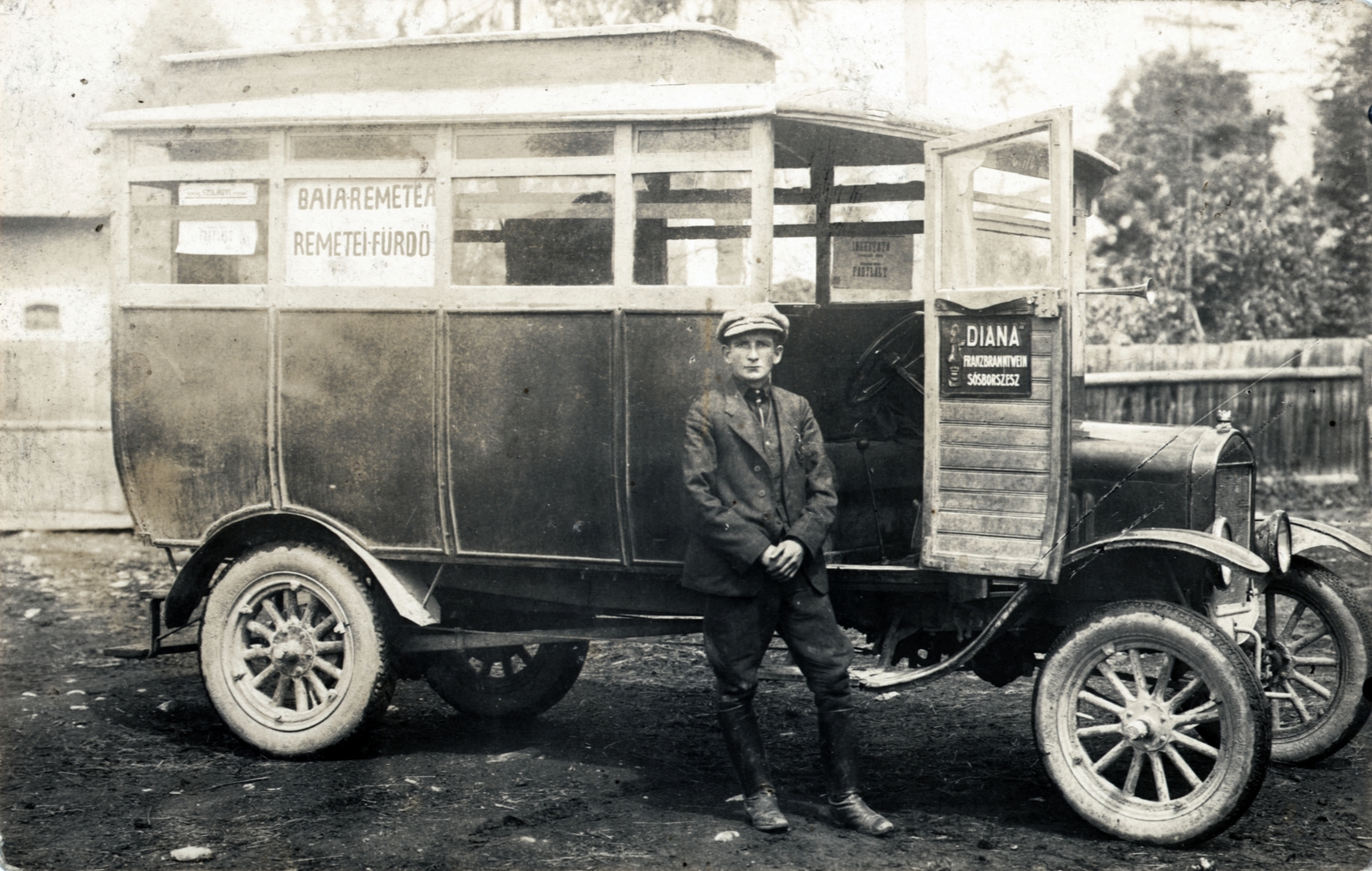 Románia,Erdély, Gyergyóújfalu, a gyergyóremetei gyógyfürdő vendégeit szállító autóbusz., 1930, Molnár Ilona, autóbusz, Fortepan #101555