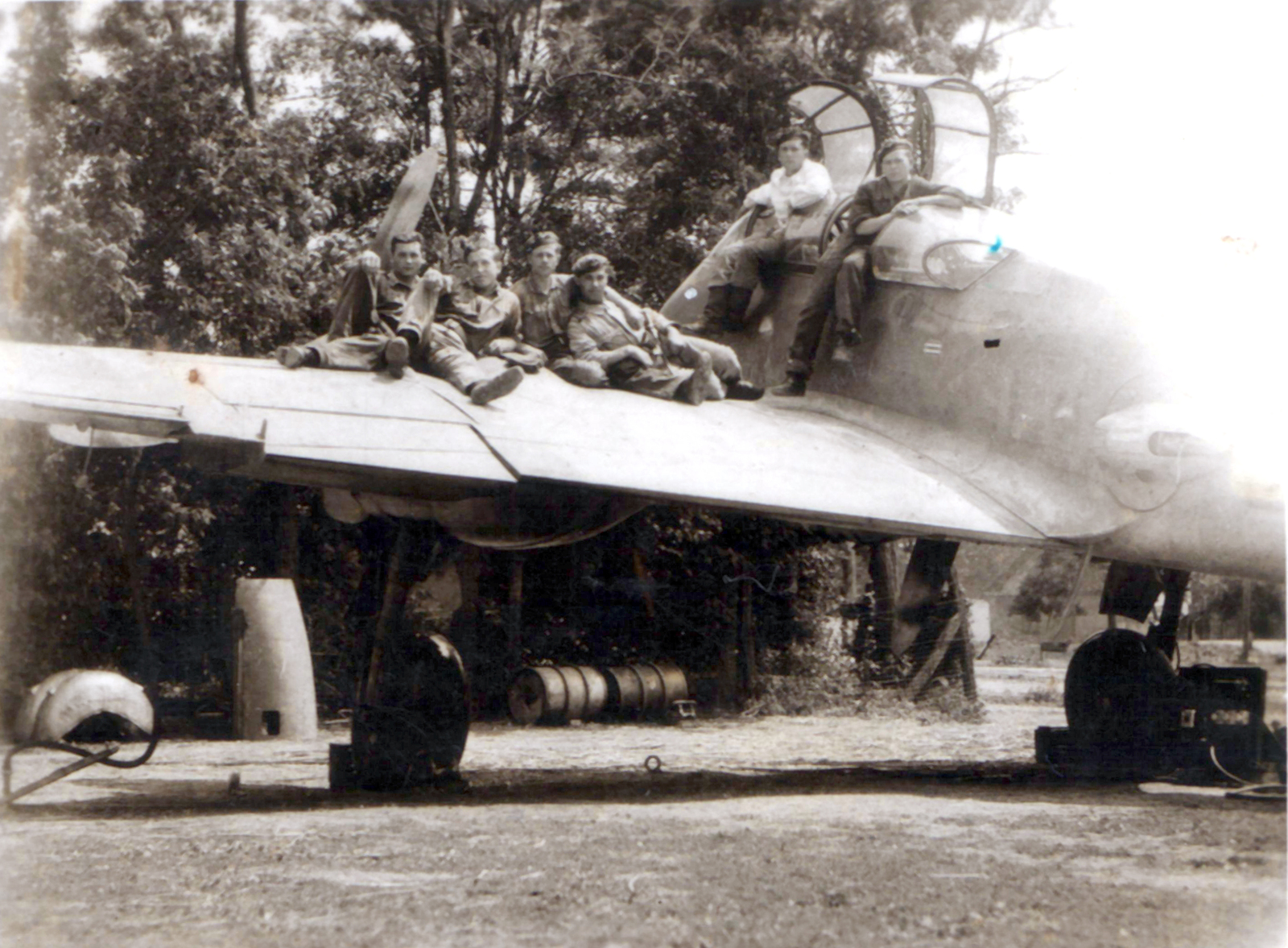 1944, Morus Tamás, airplane, Royal Hungarian Air Force, barrel, relaxation, Messerschmitt-brand, Fortepan #101565