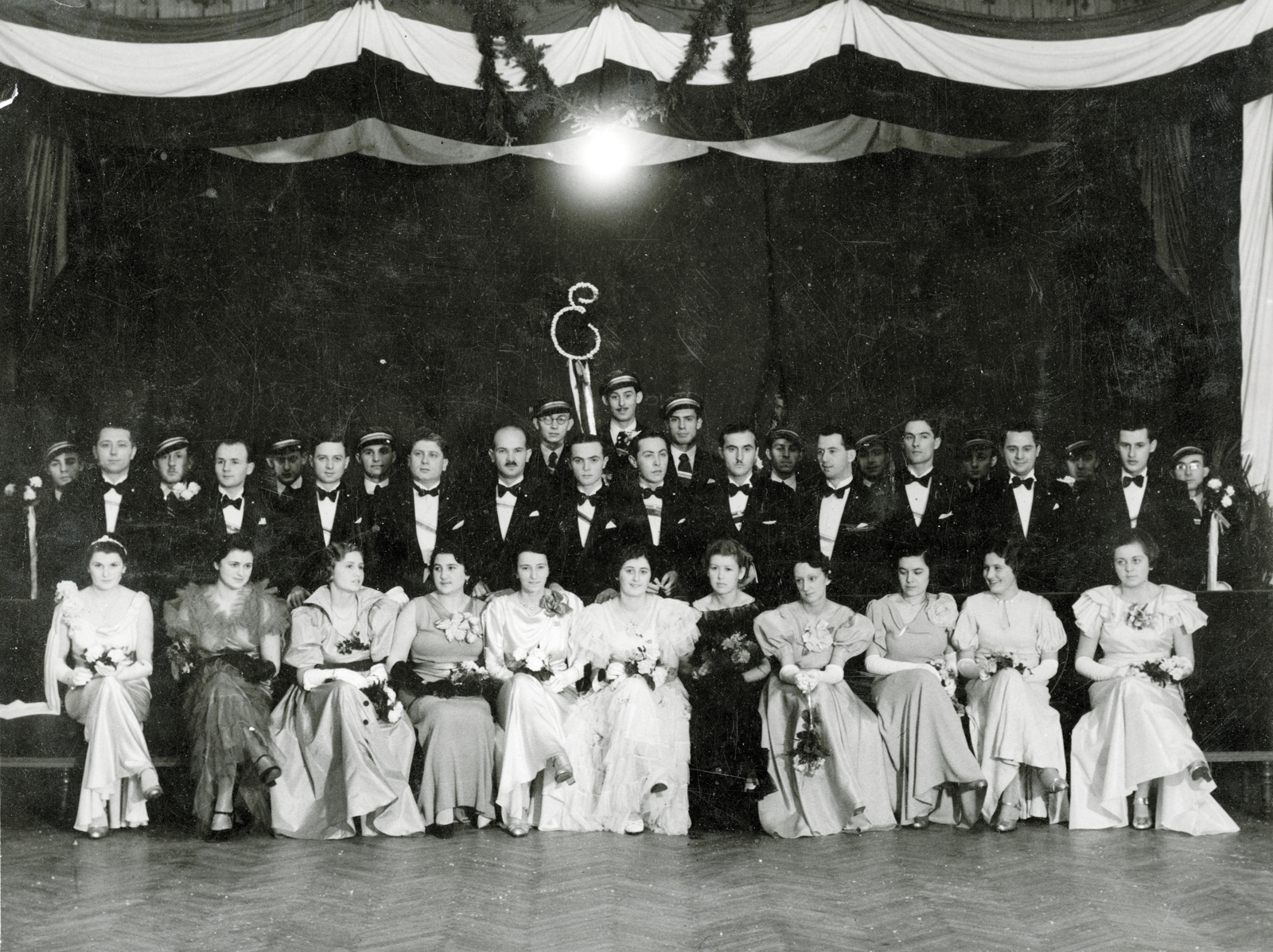 Hungary, Székesfehérvár, Foederatio Emericana (katolikus magyar egyetemi és főiskolai hallgatók szövetsége) bálja., 1935, Pápay Miklós, flag, tableau, ball, bow tie, Fortepan #101583