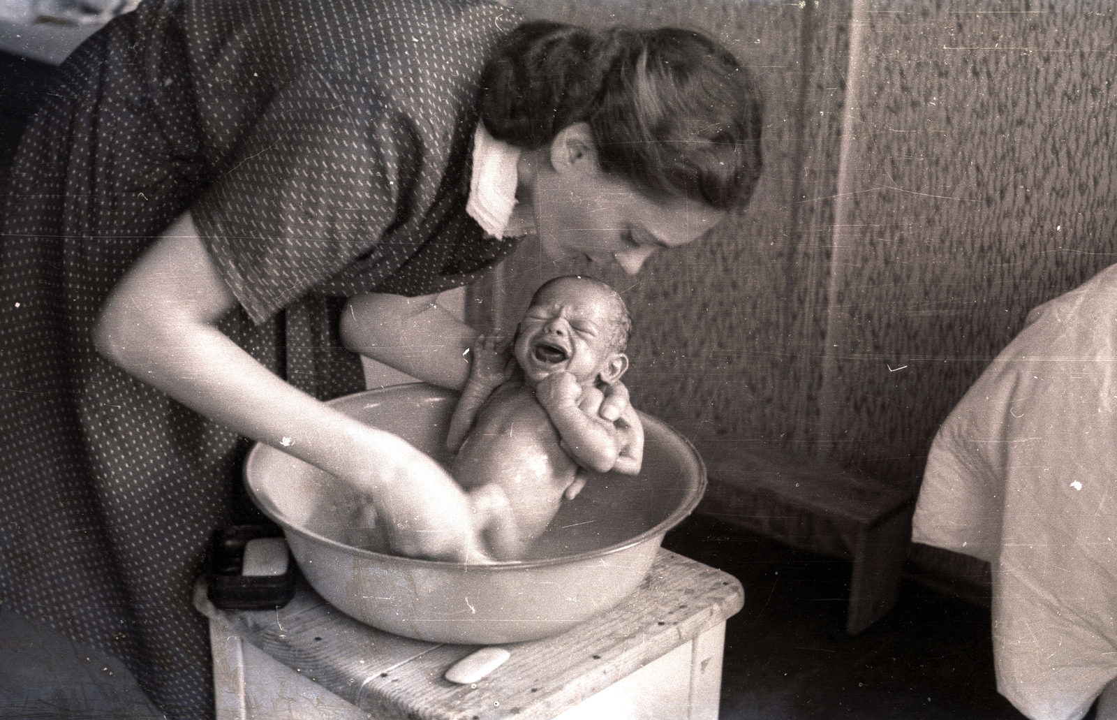 1940, Győző József, newborn, kitchen stool, crying, washbasin, toddler bathing, soap, Fortepan #101602