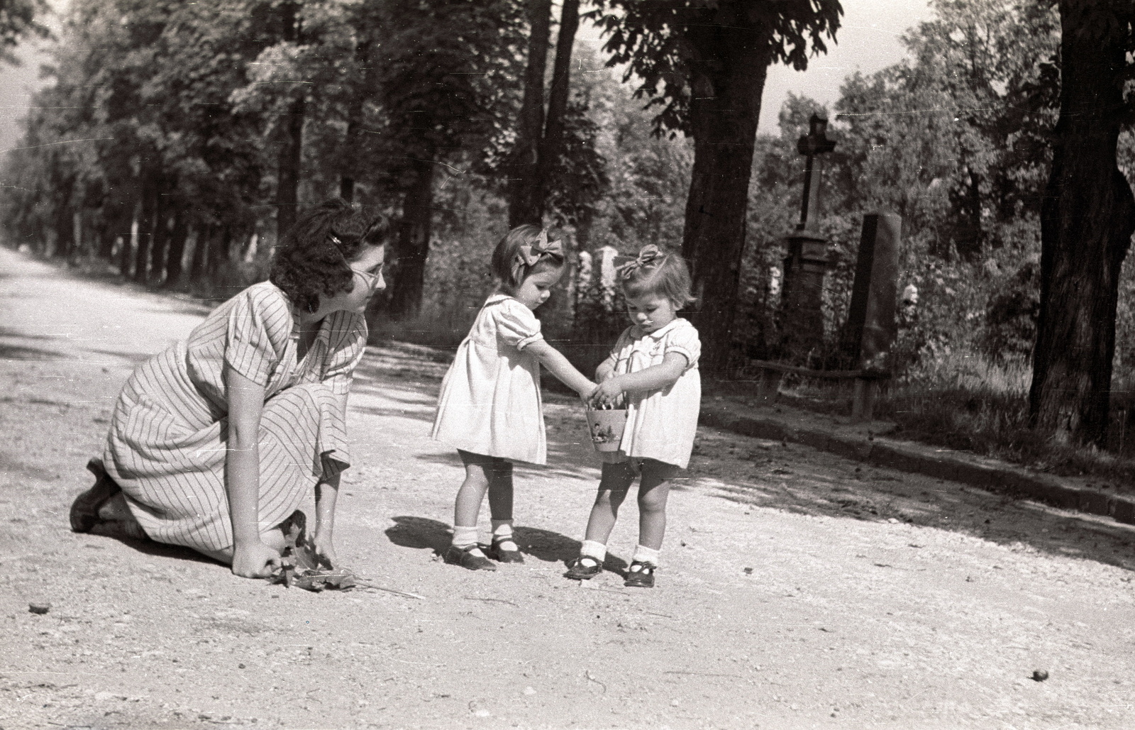 Hungary, Budapest XII., a Csörsz utca - Sirály utca - Jagelló út határolta Németvölgyi temető (később Gesztenyés-kert) területén készült a felvétel., 1940, Győző József, walk, woman, kid, Budapest, kids bags, Fortepan #101605