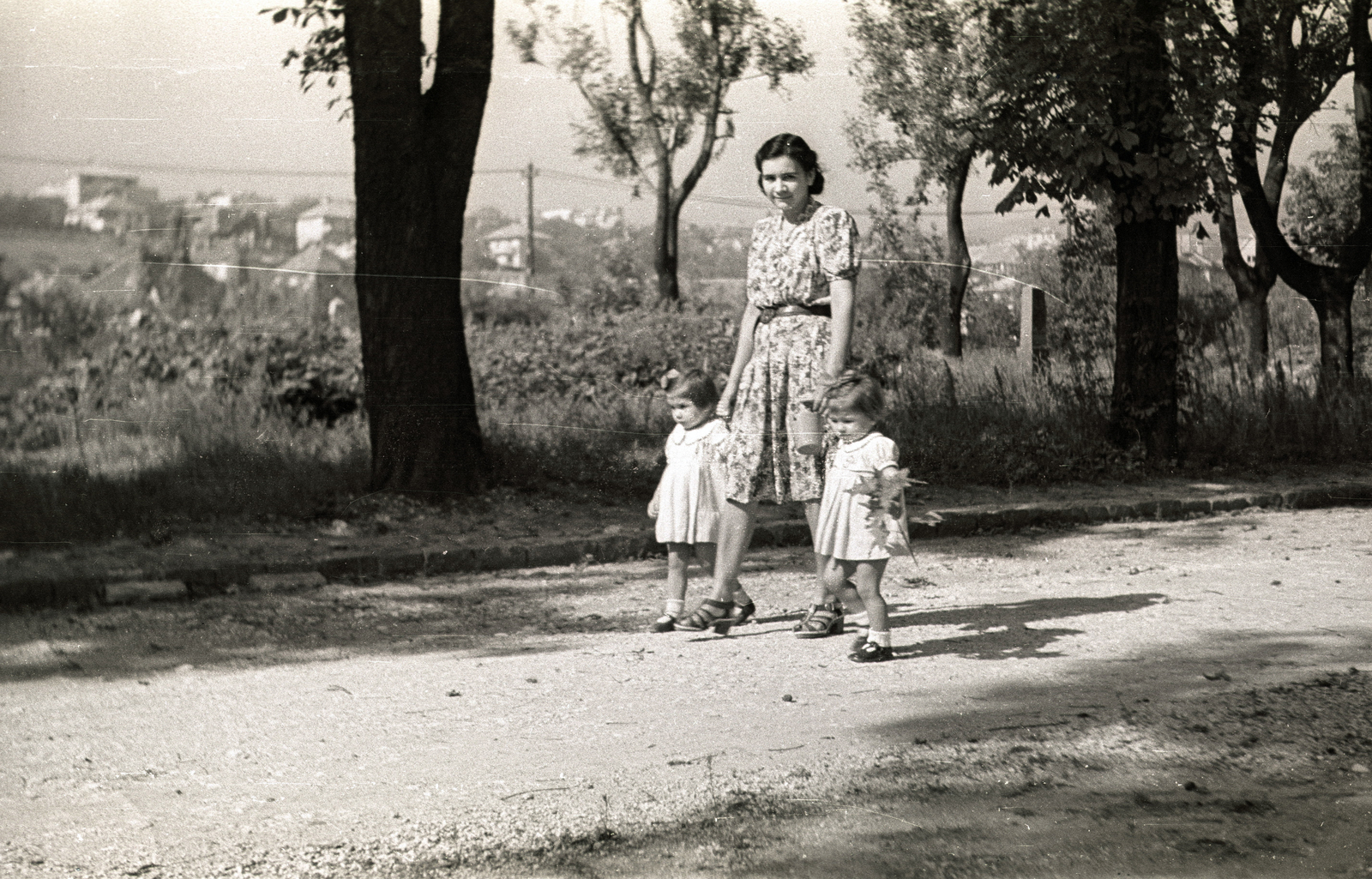 Magyarország, Budapest XII., a Csörsz utca - Sirály utca - Jagelló út határolta Németvölgyi temető (később Gesztenyés-kert) területén készült a felvétel., 1940, Győző József, séta, nő, gyerek, Budapest, Fortepan #101607