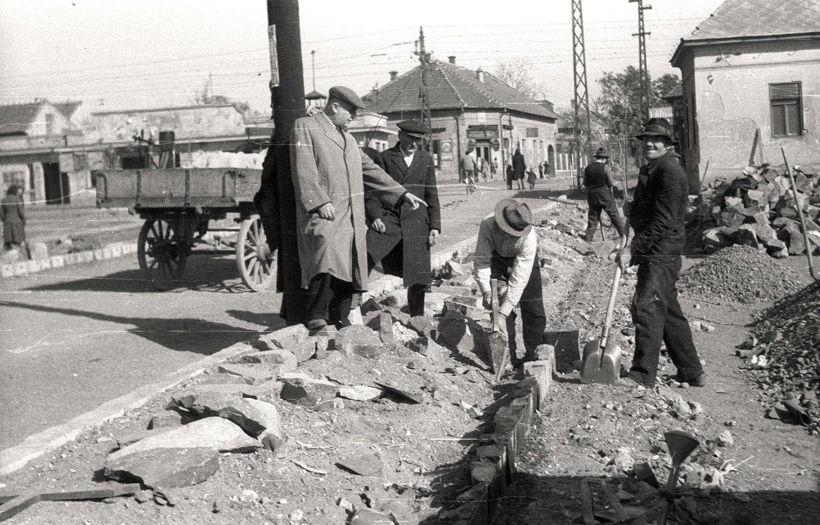 Magyarország, Budapest XVI., Sashalmi tér., 1947, Győző József, Budapest, munkás, lapát, Fortepan #101640