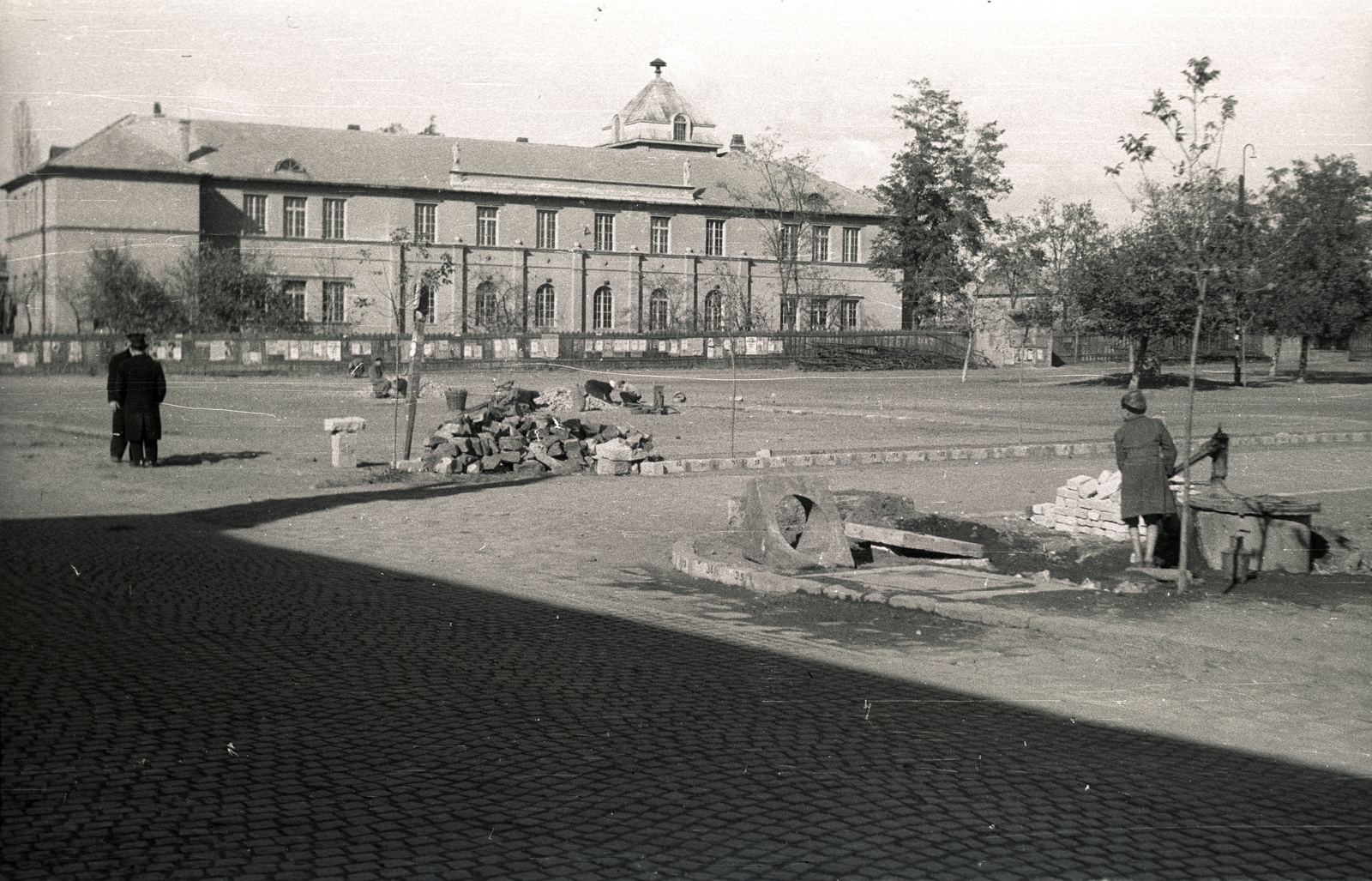 Hungary, Budapest XVI., az Elemi utcai iskola (később : Sashalmi Waldorf Általános Iskola) a Thököly út felől nézve., 1947, Győző József, Budapest, street view, well, Fortepan #101645