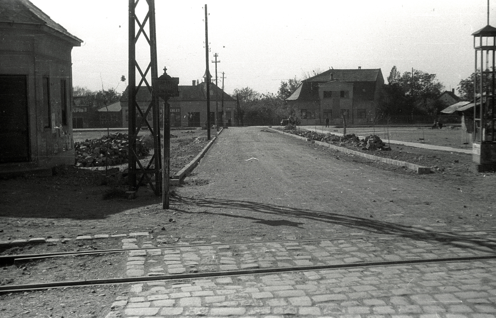 Hungary, Budapest XVI., Sashalmi tér., 1947, Győző József, Budapest, street view, house, pylon, rails, Fortepan #101649