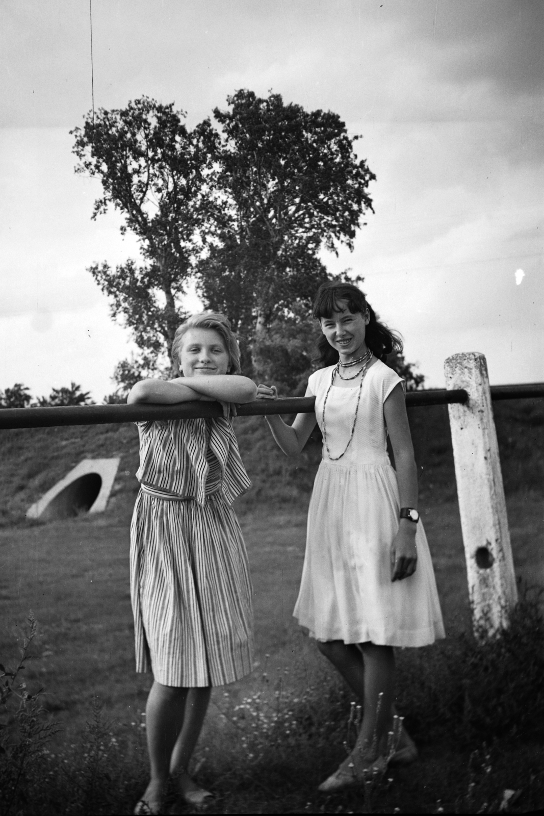 1949, Rigó László, smile, summer dresses, lady, railing, wrist watch, necklace, Fortepan #101661
