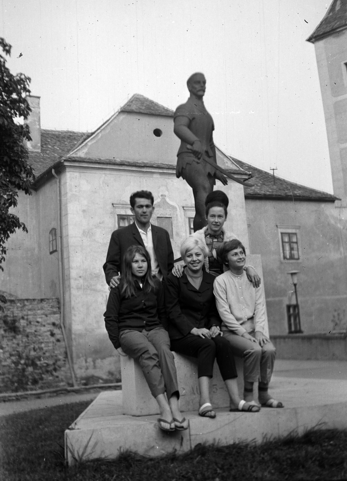 Hungary, Kőszeg, Jurisics-vár előudvara, Jurisics Miklós szobra (Mikus Sándor, 1963.)., 1968, Rigó László, Fortepan #101662