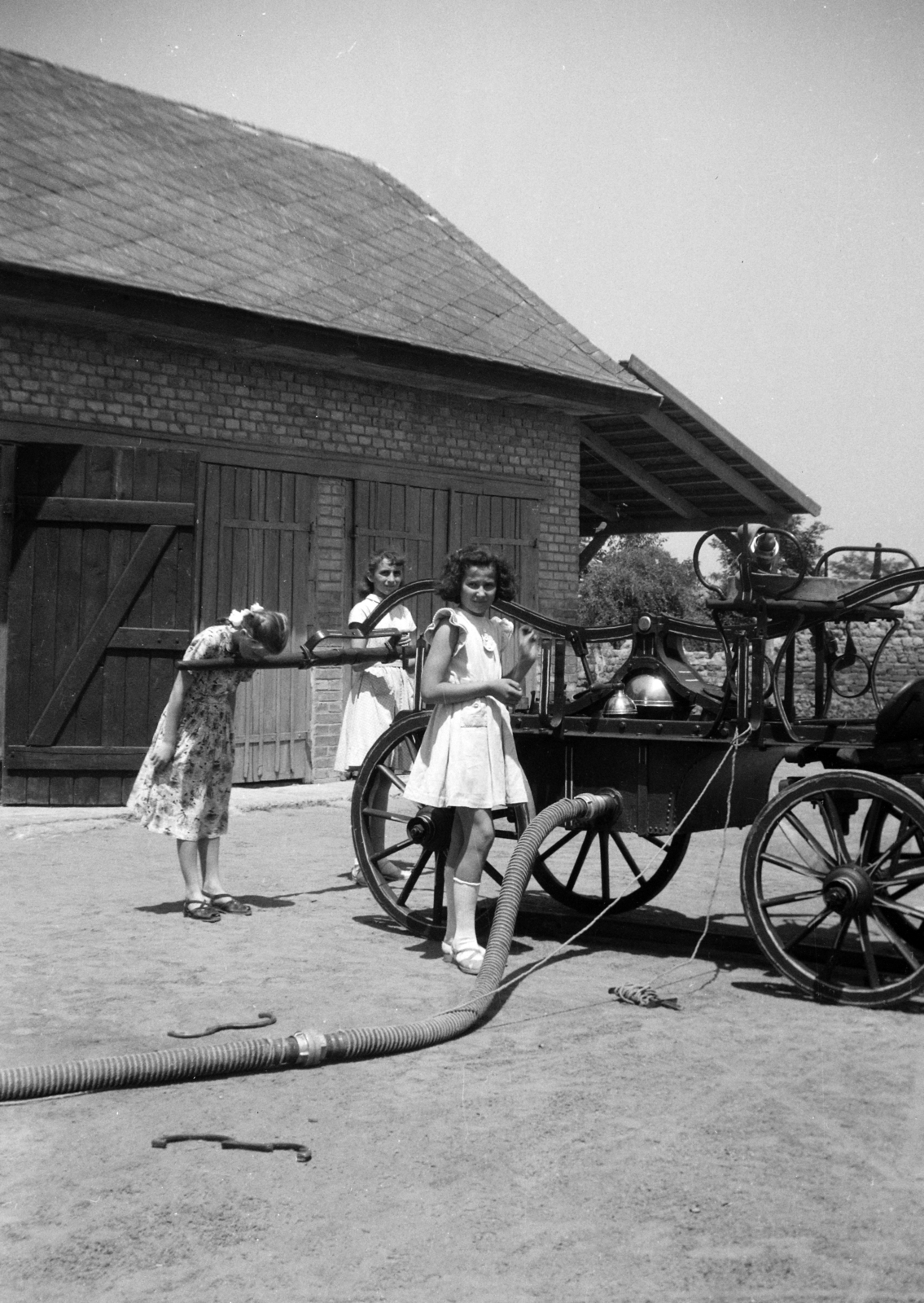 Hungary, Nagykáta, önkéntes tűzoltók., 1947, Rigó László, girls, fire truck, Fortepan #101665