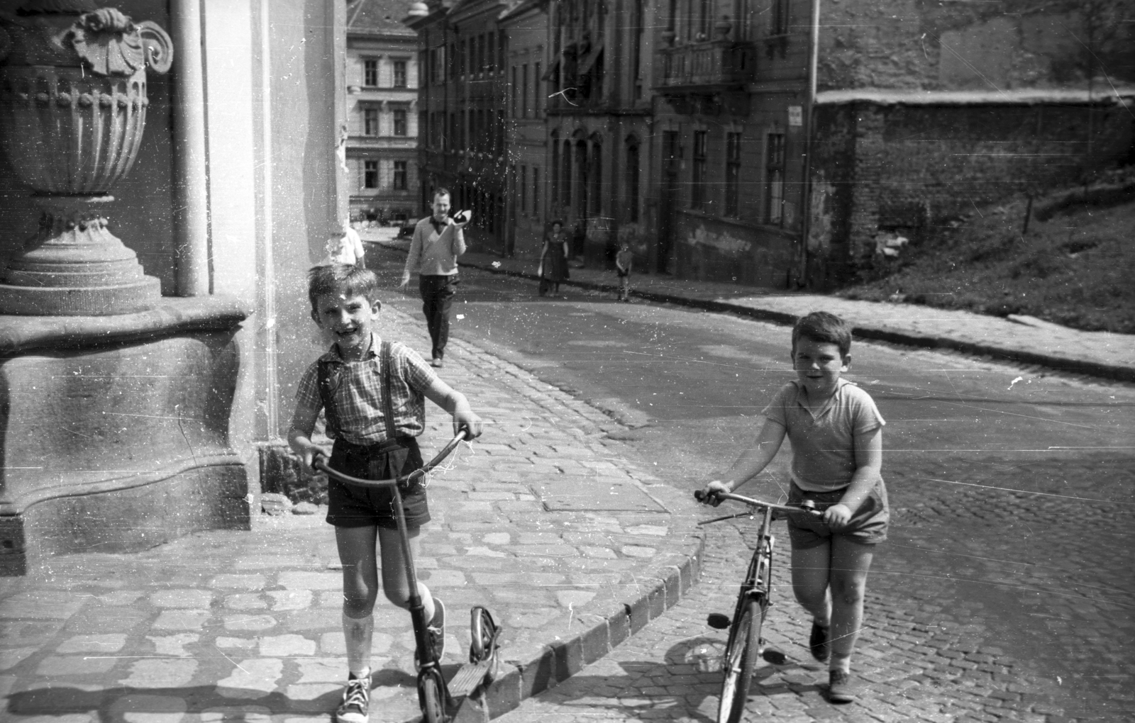 Hungary, Budapest I., Donáti utca - Hunyadi János út sarok., 1964, Sugár Ferenc, street view, scooter, kids, Budapest, kid's bicycle, Fortepan #101682