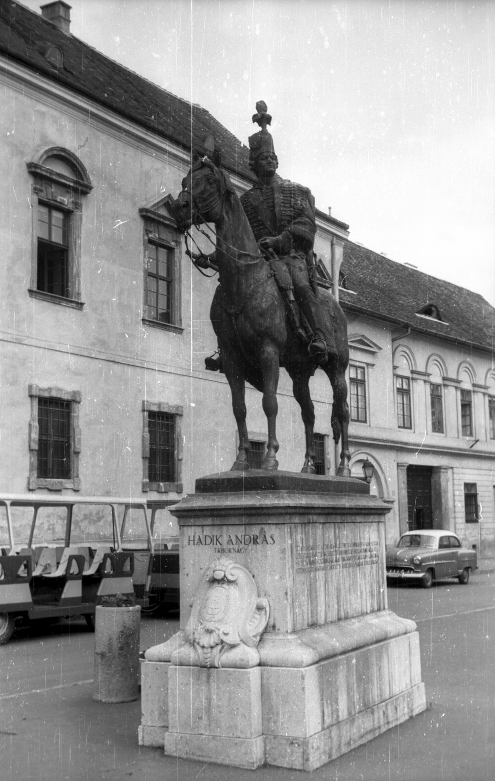 Magyarország, budai Vár, Budapest I., Úri utca - Szentháromság utca sarok. Hadik András lovasszobra (ifj. Vastagh György, 1937.)., 1964, Sugár Ferenc, szobor, utcakép, mikrobusz, Opel Rekord, lovas szobor, Budapest, Hadik András-ábrázolás, Fortepan #101683