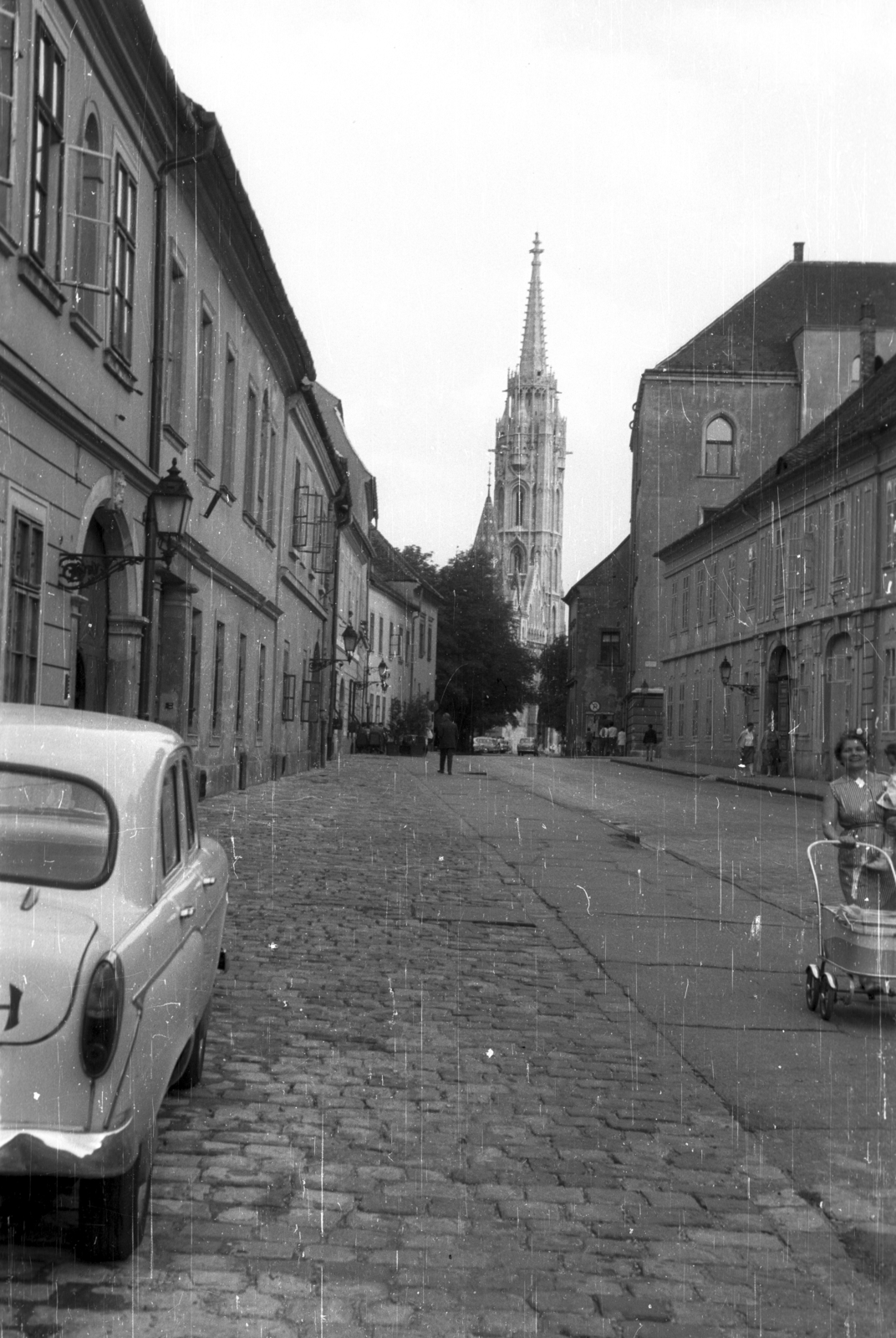 Hungary, Budapest I., Fortuna utca a Mátyás-templom felé nézve., 1964, Sugár Ferenc, baby carriage, street view, gas lamp, Budapest, Fortepan #101695