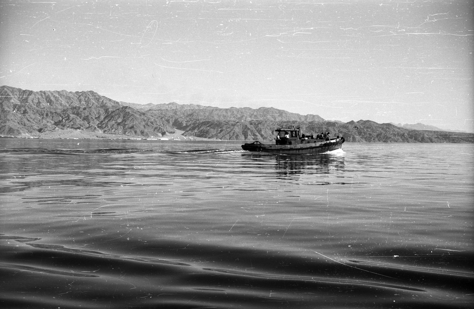 Israel, Eilat, Akabai-öböl, a hajó hátterében Jordánia., 1965, Sugár Ferenc, Fortepan #101702