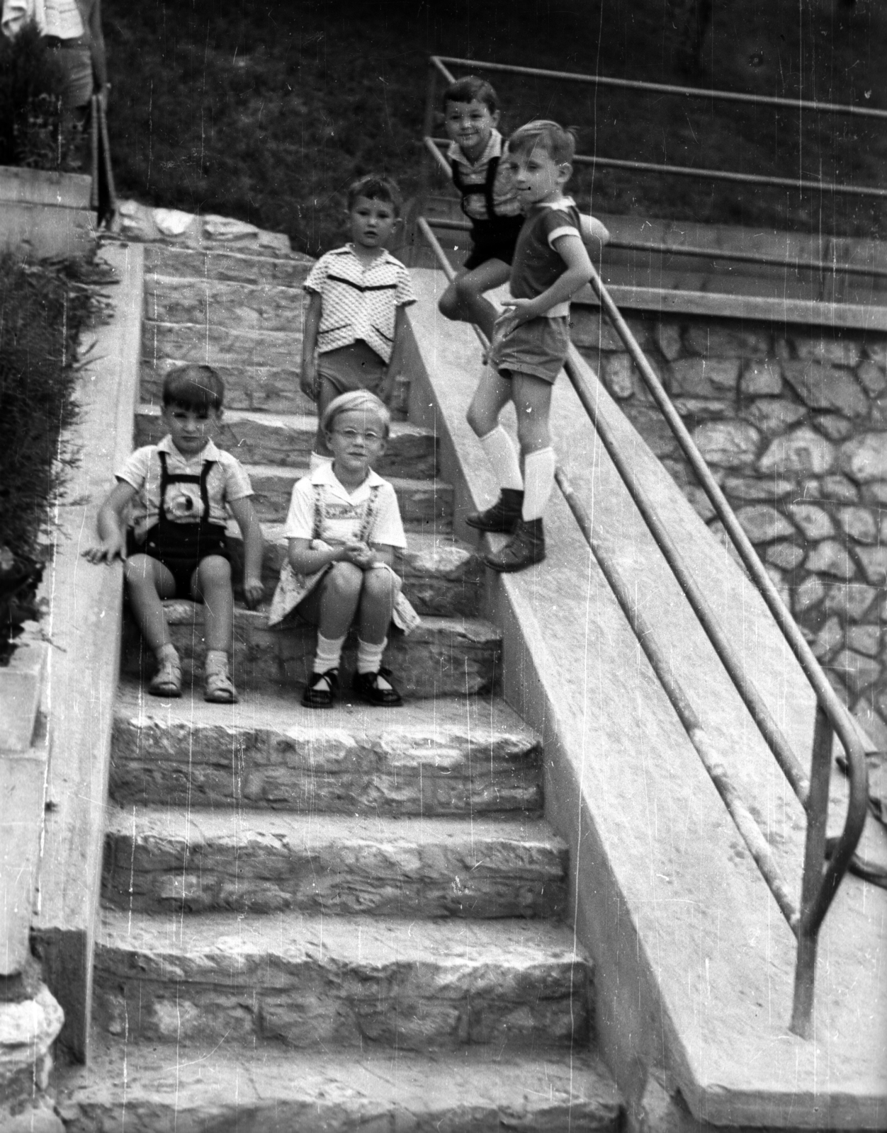 1964, Sugár Ferenc, sitting on stairs, Fortepan #101708