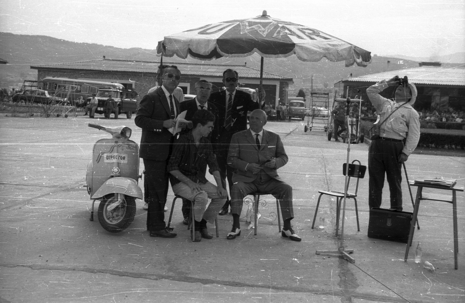 Spain, Sondika, Bilbao repülőtere, III. Motoros Műrepülő Világbajnokság., 1964, Sugár Ferenc, sunshades, scooter, Fortepan #101713