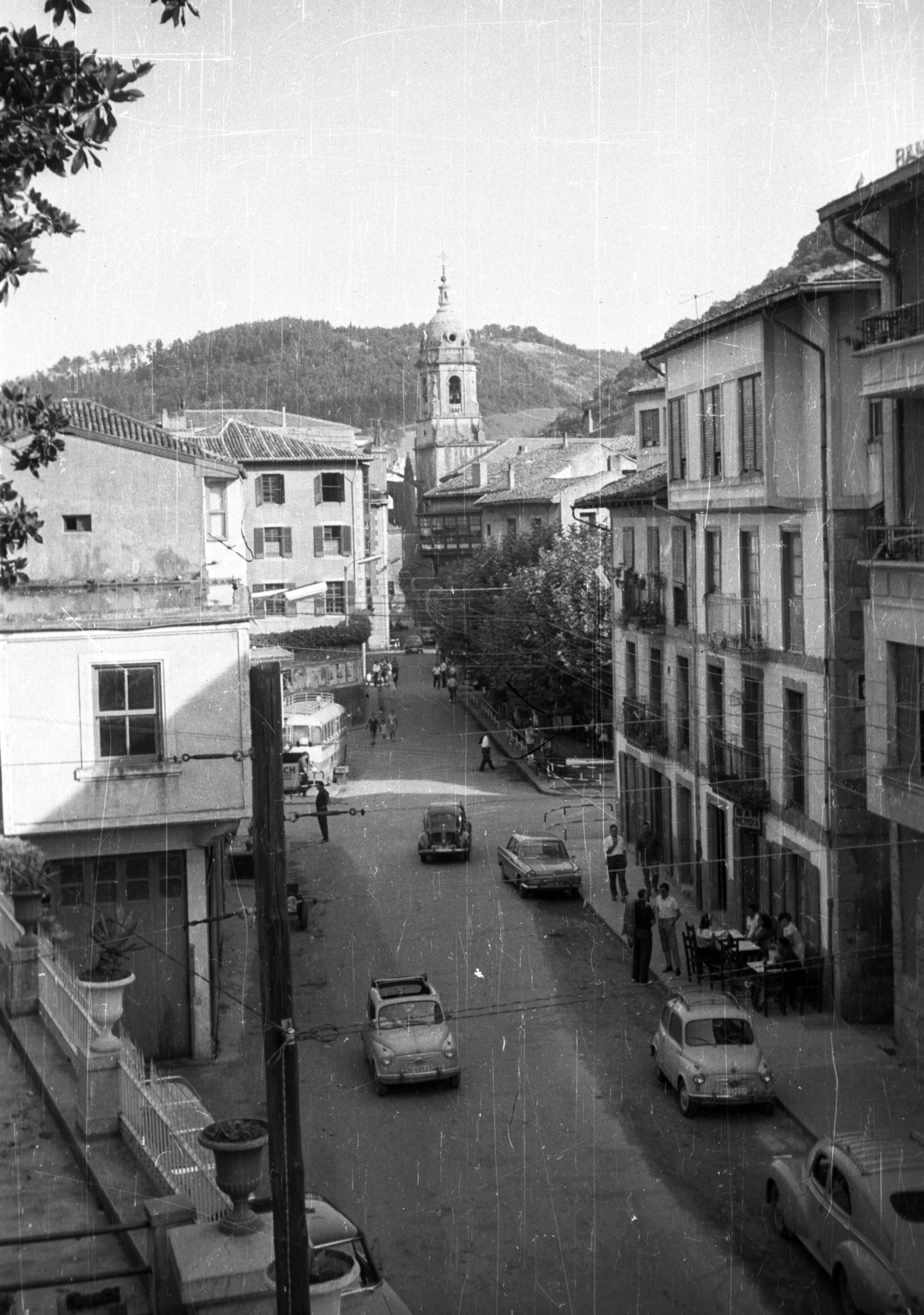 Spain, Lekeitio, Sabino Arana Uribidea Hiribidea a Szűz Mária mennybevétele bazilika (Basílica de la Asunción de Nuestra Señora) felé nézve., 1964, Sugár Ferenc, Fortepan #101714