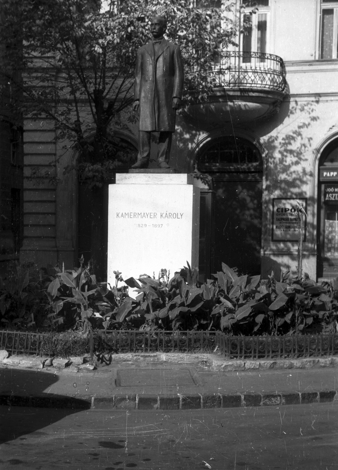 Hungary, Budapest V., Kamermayer Károly tér Kamermayer Károly szobra (Szabados Béla, 1942.) A szobrot 1942-ben állították fel alumíniumból, majd 1972-ben újra öntötték bronzba., 1964, Sugár Ferenc, sculpture, Budapest, Károly Kamermayer-portrayal, Béla Szabados-design, Fortepan #101716