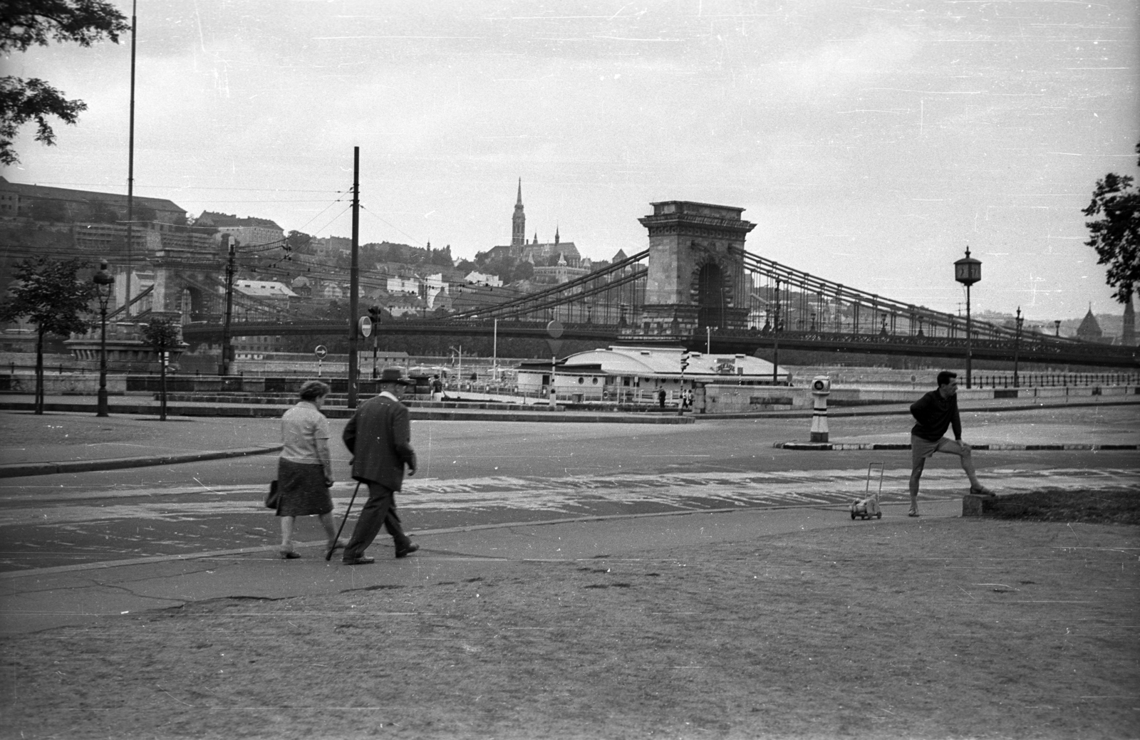 Magyarország, Budapest V., Eötvös tér, háttérben a Széchenyi Lánchíd és a Mátyás-templom., 1964, Sugár Ferenc, Budapest, függőhíd, William Tierney Clark-terv, Fortepan #101724