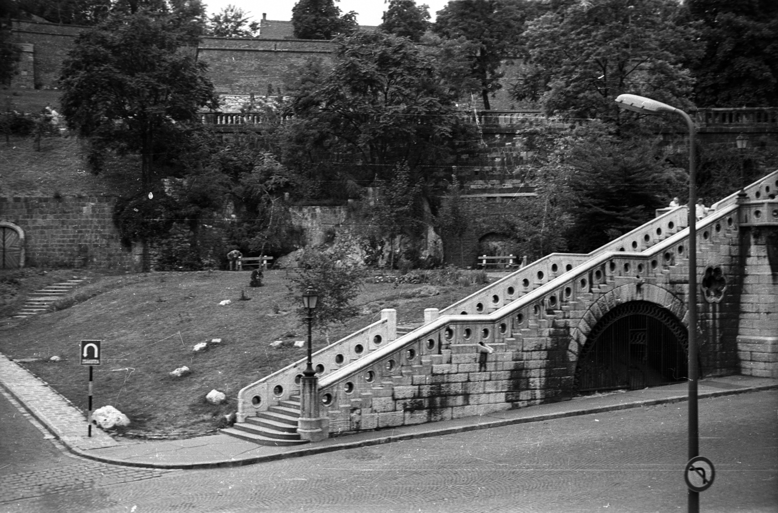Hungary, Budapest I., Hunyadi János út, előtérben a Jezsuita (Halász) lépcső., 1964, Sugár Ferenc, Budapest, Fortepan #101725