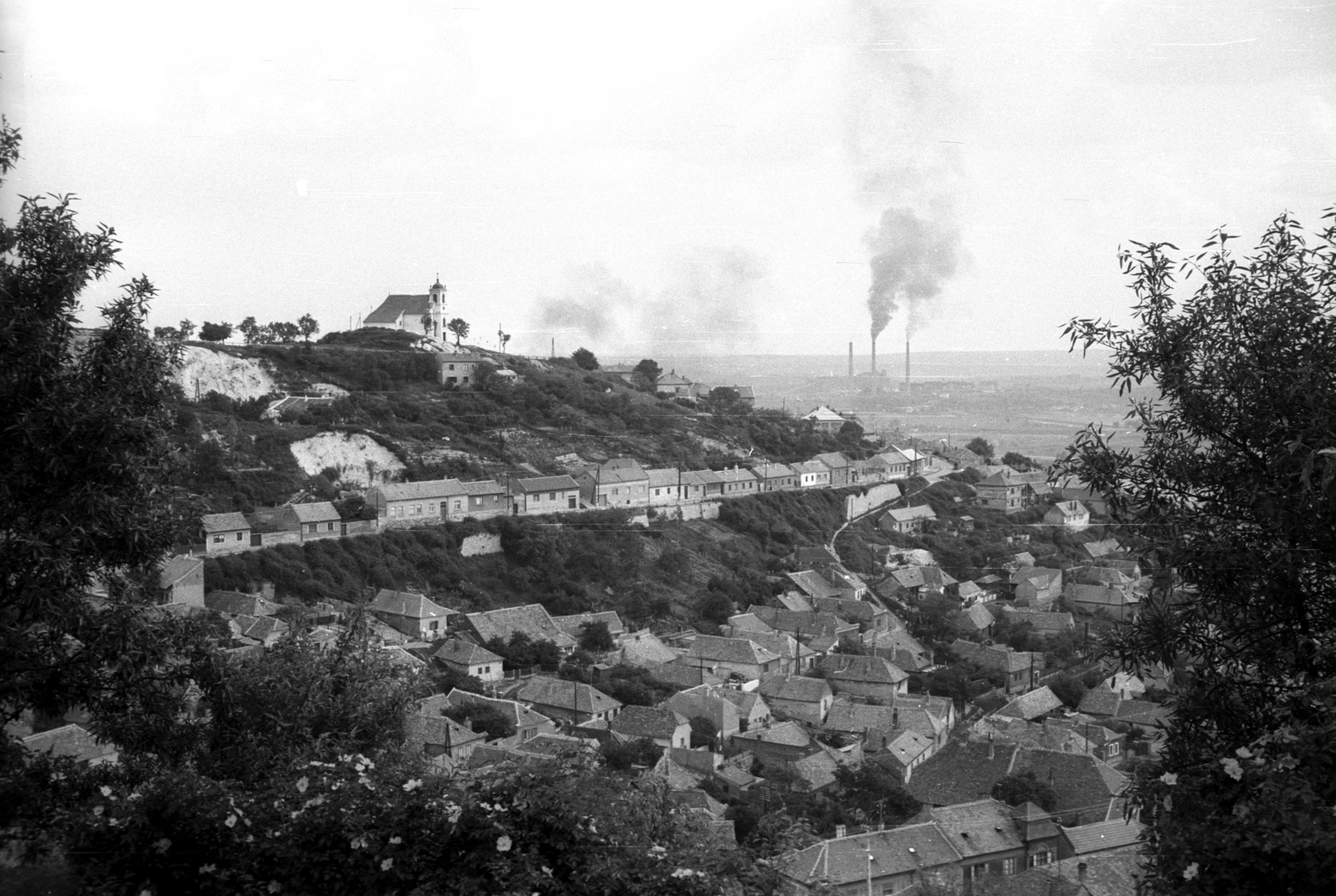 Hungary, Pécs, Tettye városrész, szemben a Havihegyi kápolna, távolban a hőerőmű., 1966, Sugár Ferenc, church, picture, chimney, smoke, Fortepan #101736