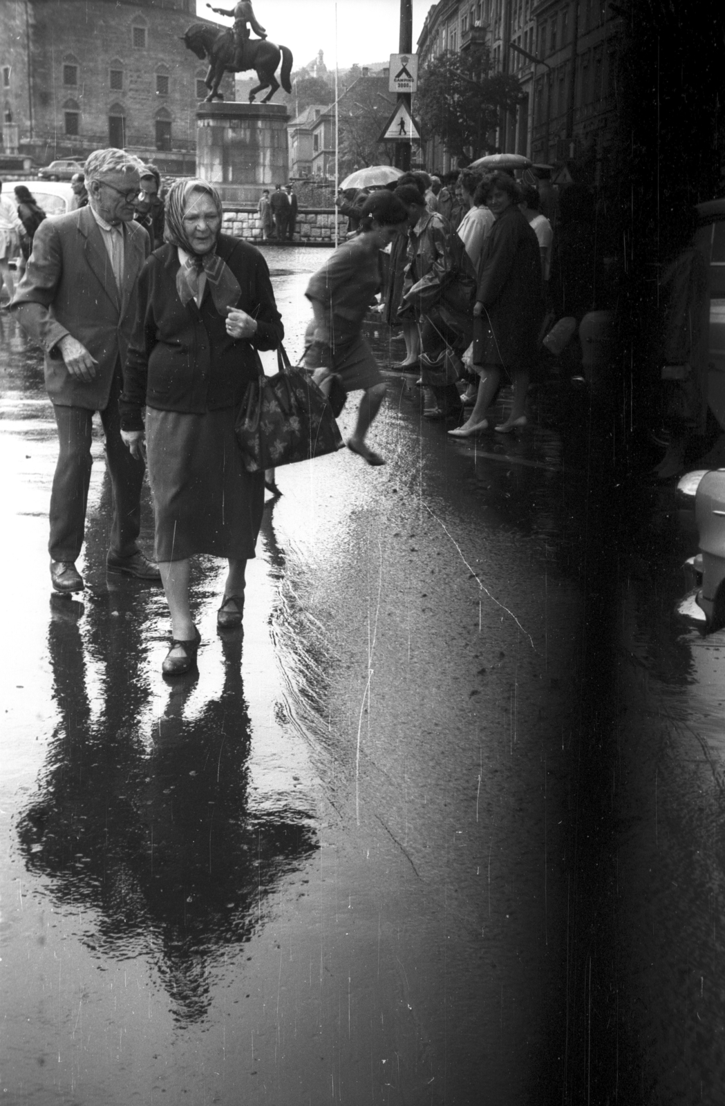 Hungary, Pécs, Széchenyi tér, háttérben Hunyadi János szobra., 1966, Sugár Ferenc, monument, horse sculpture, János Hunyadi-portrayal, Fortepan #101738