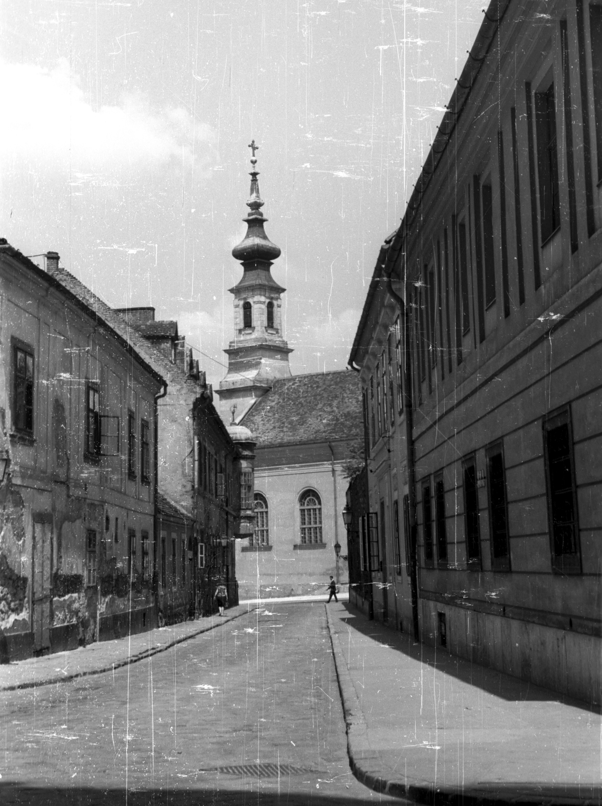 Hungary, Budapest I., Kard utca az Országház utca felől nézve, szemben a Bécsi kapu téri evangélikus templom., 1964, Sugár Ferenc, church, eclectic architecture, Budapest, Mór Kallina-design, Neo-Baroque-style, Fortepan #101749