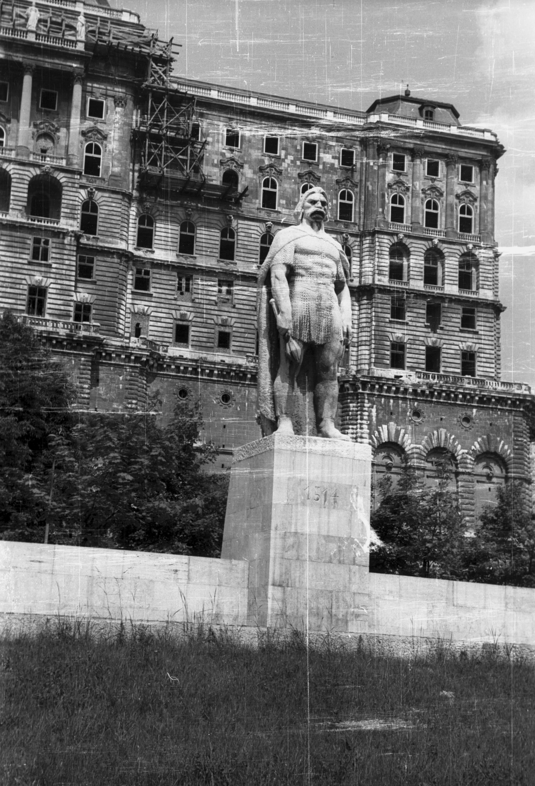 Hungary, Budapest I., Dózsa György tér, Dózsa György szobor (Kiss István, 1961.). Háttérben a Budavári Palota (korábban Királyi Palota)., 1964, Sugár Ferenc, sculpture, monument, Alajos Hauszmann-design, palace, Budapest, György Dózsa-portrayal, Fortepan #101753