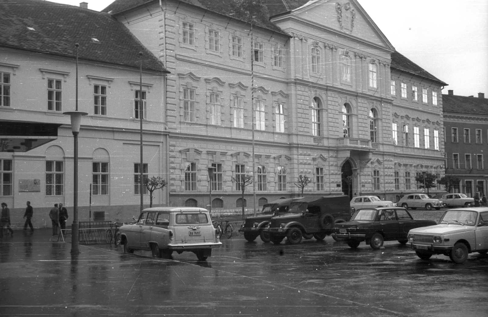 Hungary, Szombathely, Berzsenyi Dániel tér, a Megyeháza épülete., 1967, Sugár Ferenc, German brand, Soviet brand, GAZ-brand, street view, Wartburg-brand, Jeep, automobile, Fortepan #101759