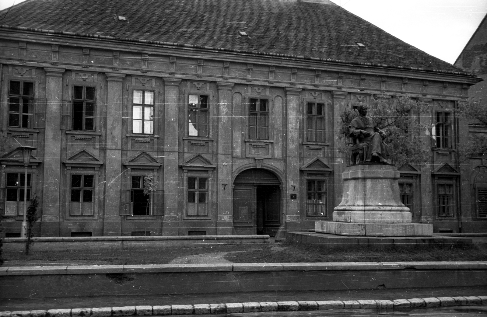 Magyarország, Szombathely, Szily János (Alkotmány) utca, előtérben Szily János püspök szobra. Háttérben az Eölbey-ház (nagypréposti palota, ekkor zeneiskola)., 1967, Sugár Ferenc, püspök, Szily János-ábrázolás, Fortepan #101760