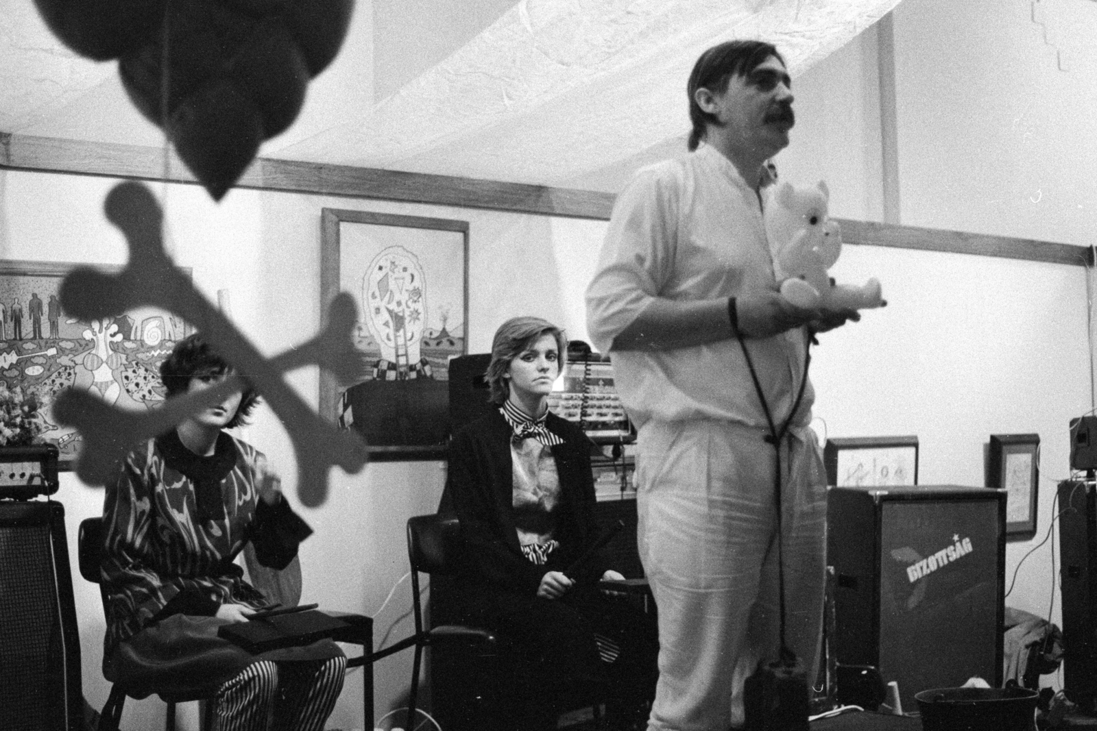 Hungary, Budapest VI., Andrássy út (Népköztársaság útja) 112., Fiatal Művészek Klubja, ef Zámbó István festő kiállításának megnyitója, előtérben feLugossy László festőművész, performer., 1983, Várkonyi Péter, sound reinforcement system, Budapest, Marshall-brand, Fortepan #101796