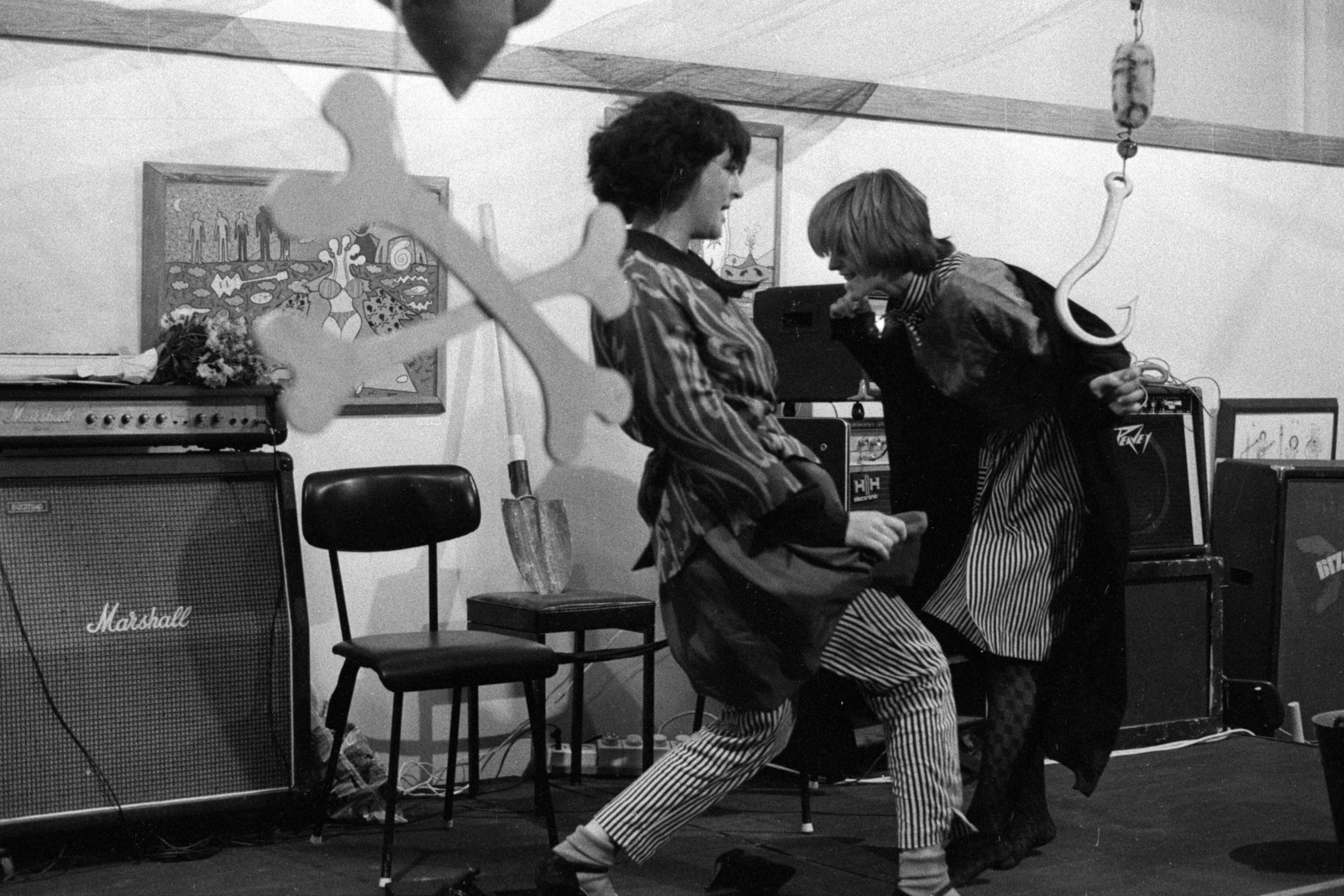 Magyarország, Budapest XI., Bercsényi utca 28-30., a BME Rózsa Ferenc Kollégiuma, Bercsényi Klub. ef Zámbó István festő kiállításának megnyitója., 1983, Várkonyi Péter, erősítő, ásó, Budapest, Marshall-márka, Fortepan #101797