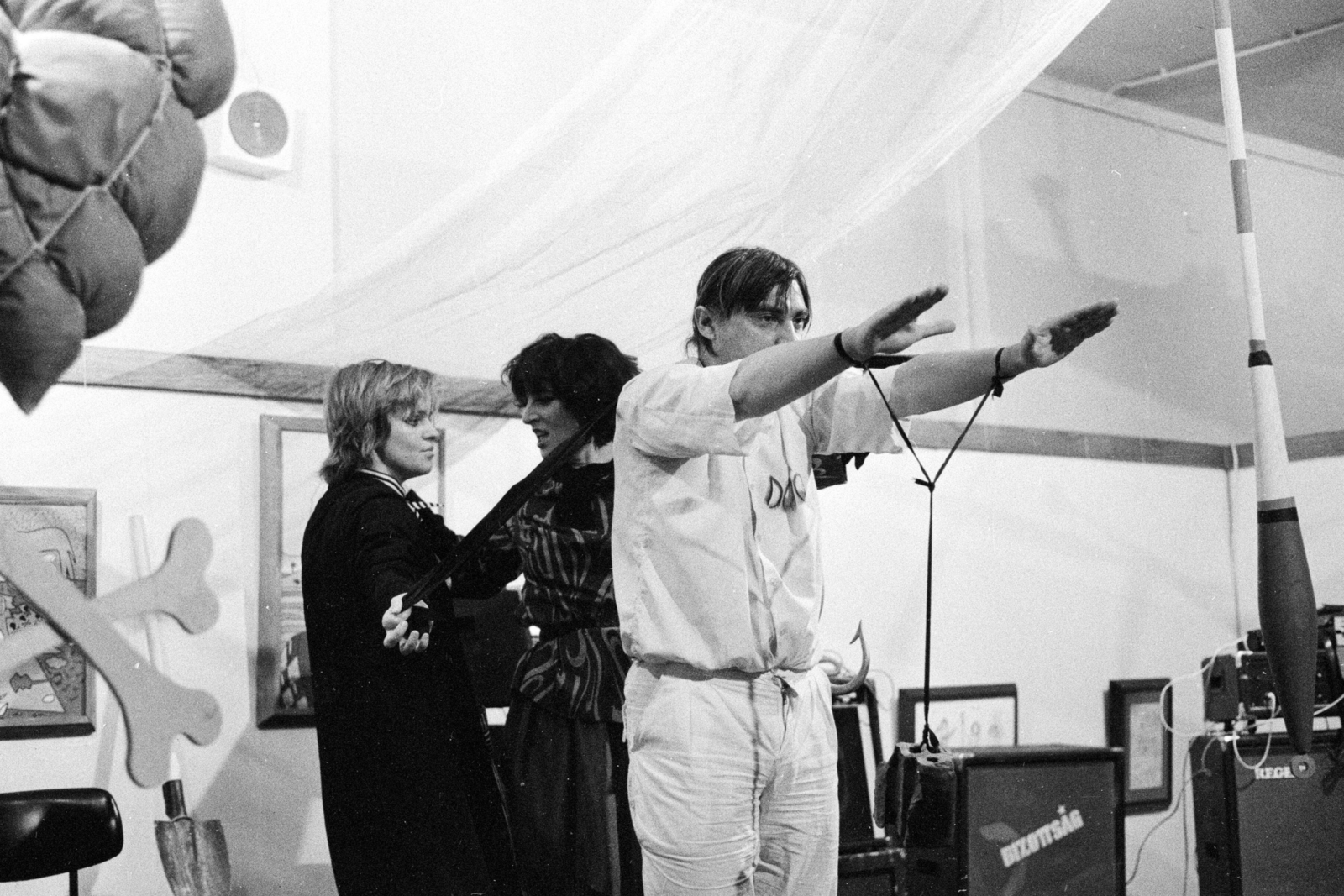 Hungary, Budapest VI., Andrássy út (Népköztársaság útja) 112., Fiatal Művészek Klubja, ef Zámbó István festő kiállításának megnyitója, előtérben feLugossy László festőművész, performer., 1983, Várkonyi Péter, Budapest, Fortepan #101802