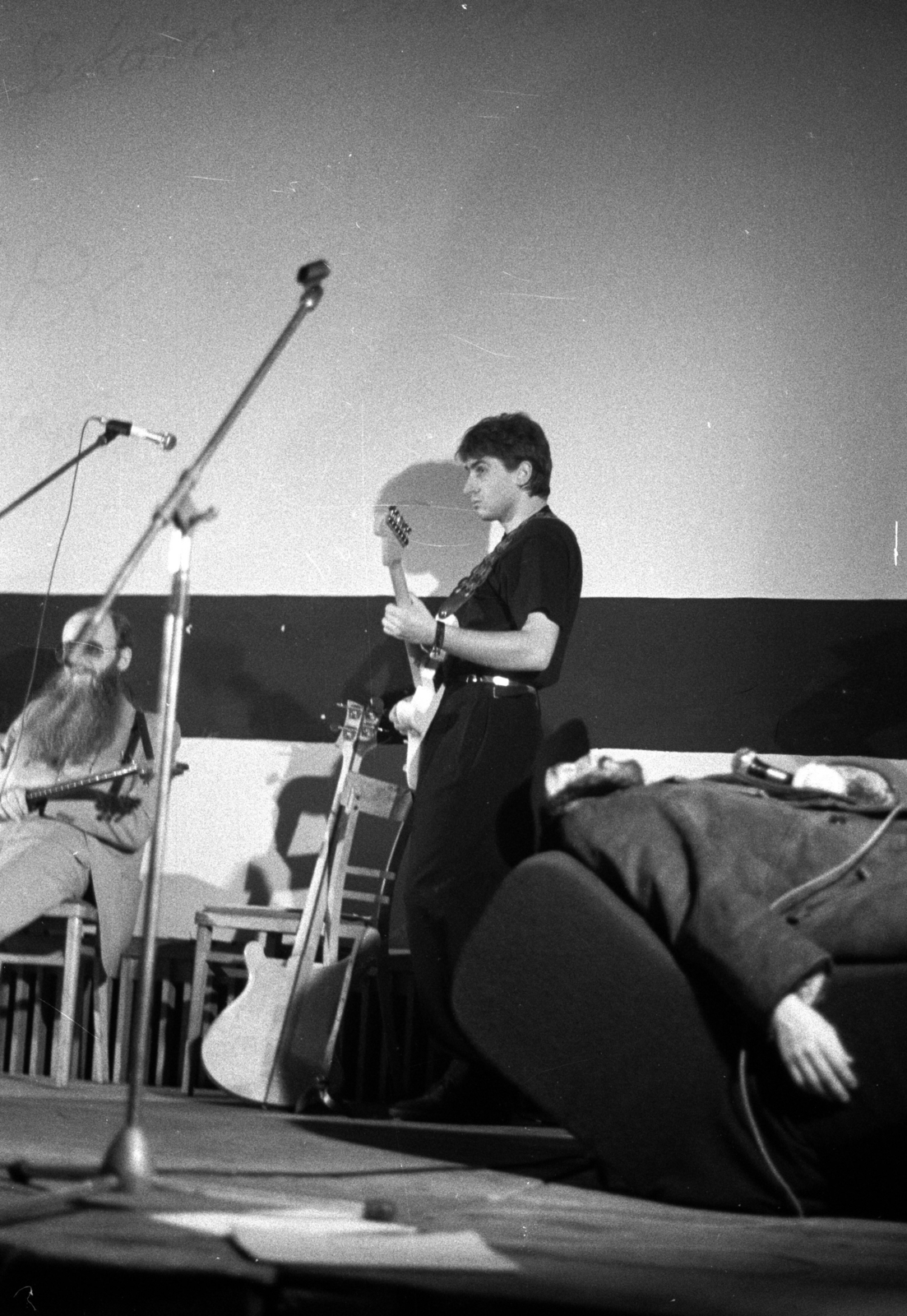 Magyarország, balra Bernáth/y Sándor grafikus, festő, zenész, középen Nagy Attila Kristóf író, a Lavina és Lobogó együttesekben basszusgitáros., 1984, Várkonyi Péter, Fortepan #101829