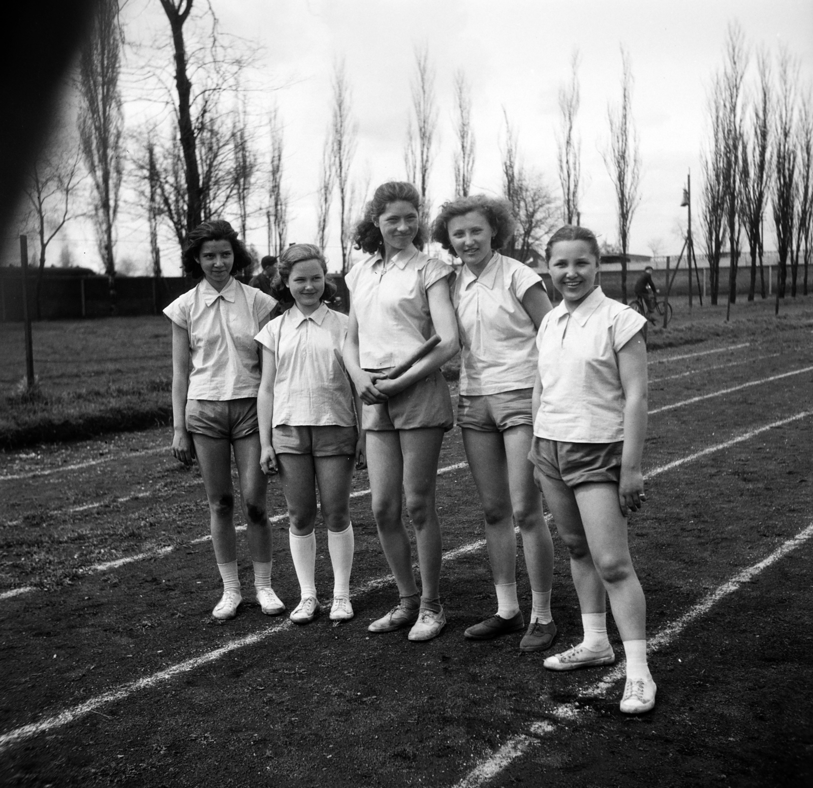 1950, Kurutz Márton, tableau, pitch, shorts, girls, Fortepan #10183