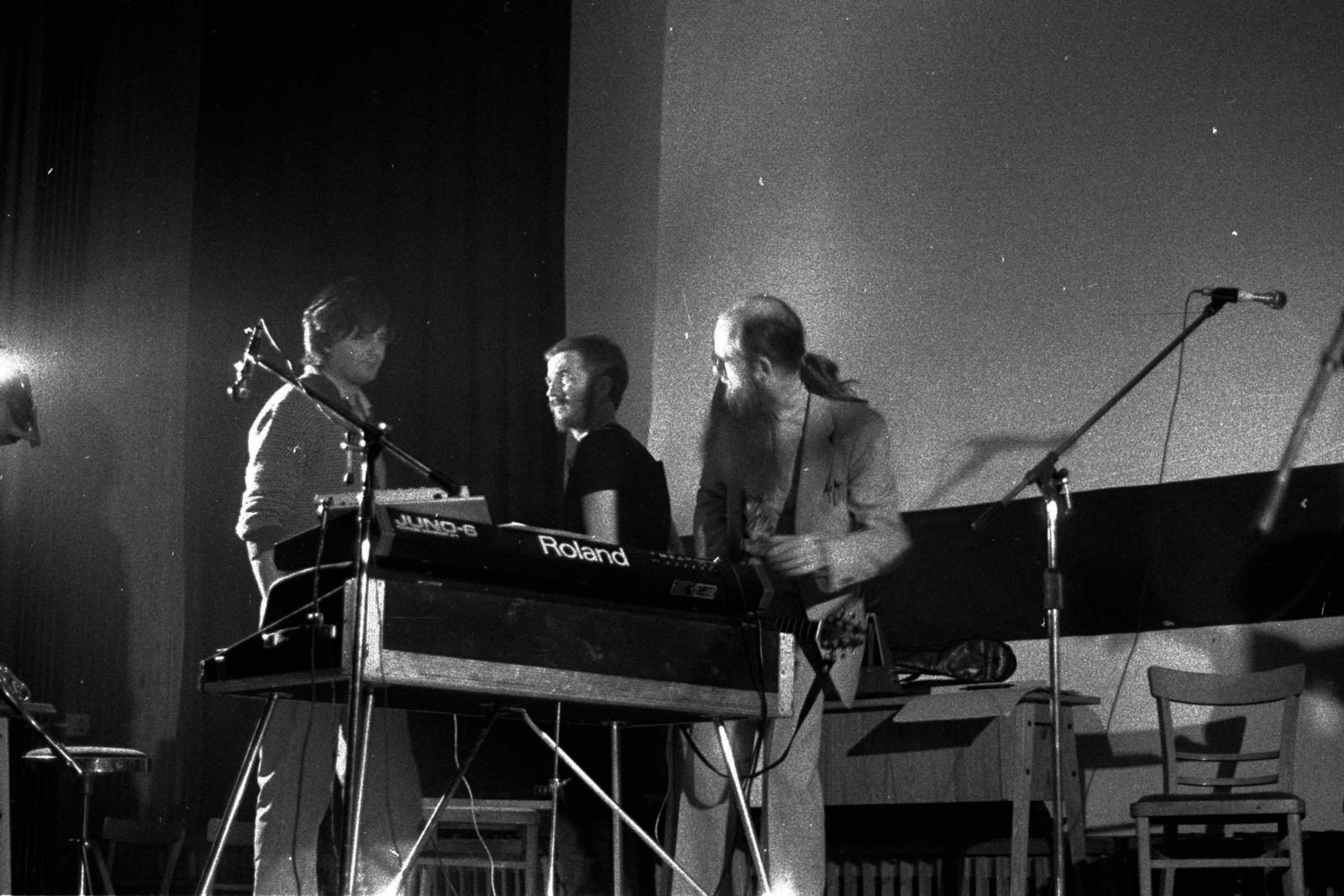 Magyarország, középen Szkárosi Endre, költô, zenész, performer, jobbra Bernáth/y Sándor grafikus, festő, zenész., 1984, Várkonyi Péter, hangszer, billentyűzet, Roland-márka, Fortepan #101830