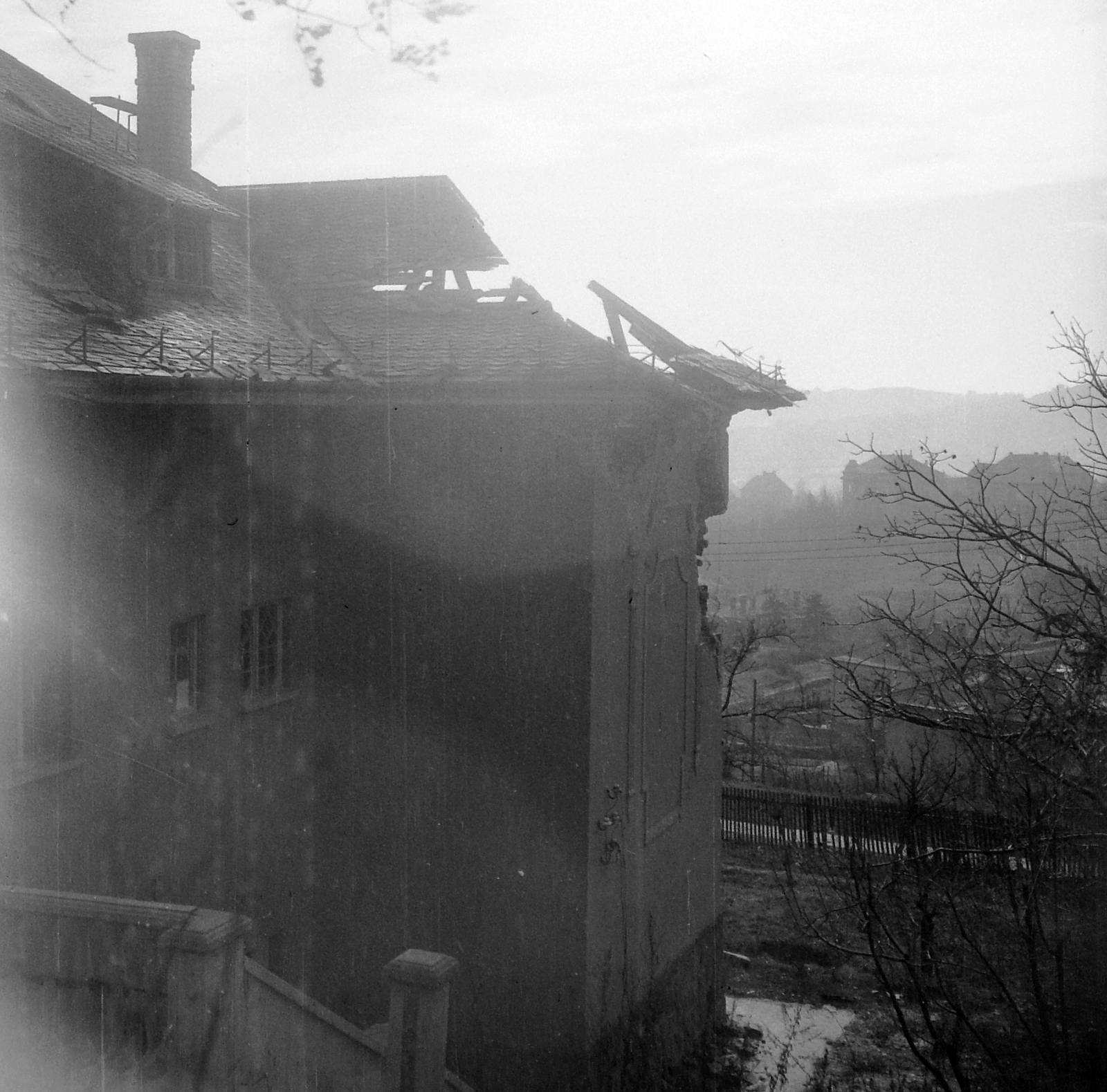 Hungary, Budapest II., Bimbó út 77., 1945, Kurutz Márton, Budapest, damaged building, roof, Fortepan #10185