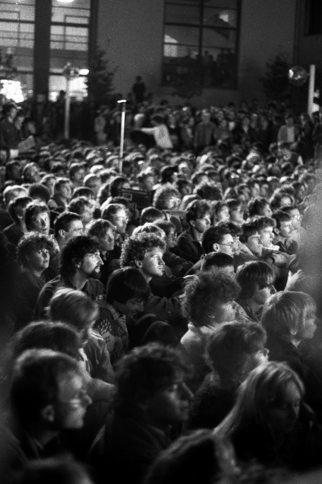 Magyarország, Budapest IX., a Marx Károly Közgazdaságtudományi Egyetem Kinizsi utcai épületének (később Református Gimnázium és Kollégium) udvara. Az URH együttes búcsúkoncertje 1985. szeptember 13-án., 1985, Várkonyi Péter, Budapest, Fortepan #101858