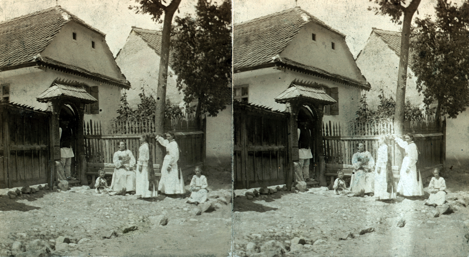 Románia,Erdély, Négyfalu, Csernátfalu (egykor önálló, ma a város része), csángó leányok., 1905, Fortepan/Album007, sztereófotó, fedeles kapu, Fortepan #101880