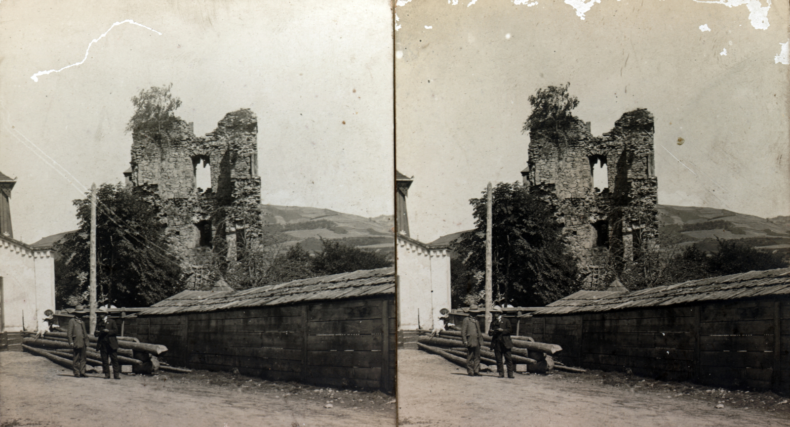 Románia,Erdély, Óradna, balra az 1825-ben épült fa tetőszerkezetű és fatornyos görögkatolikus templom, jobbra a középkori templomrom., 1905, Fortepan/Album007, várrom, sztereófotó, Fortepan #101890