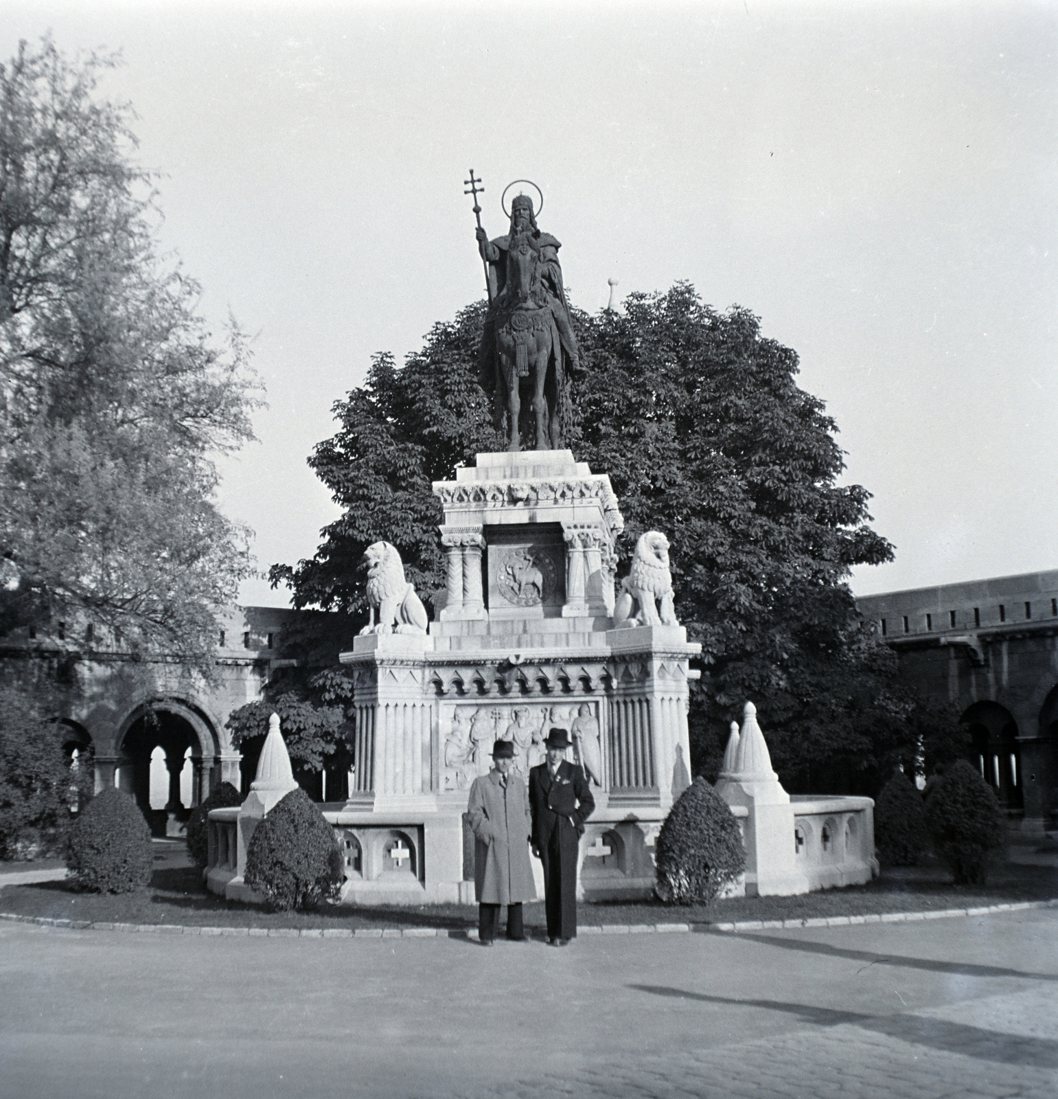 Magyarország, budai Vár, Budapest I., Szentháromság tér, Szent István szobra (Stróbl Alajos, 1906.) a Halászbástyánál., 1941, Kurutz Márton, szobor, lovas szobor, Szent István-ábrázolás, Budapest, Fortepan #10190